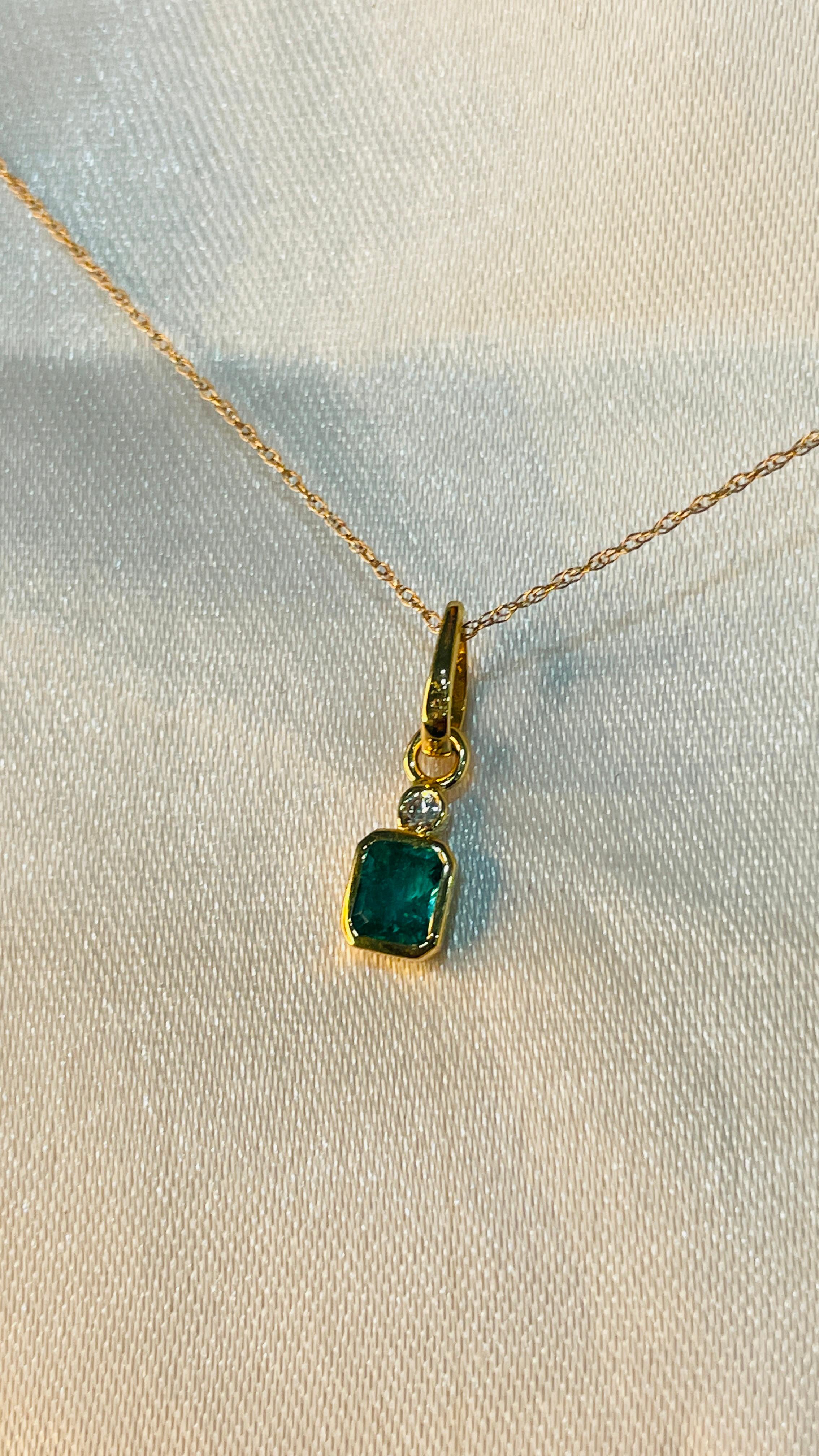 Dainty Natural Emerald Diamond Pendant in 18k Solid Yellow Gold For Sale 1