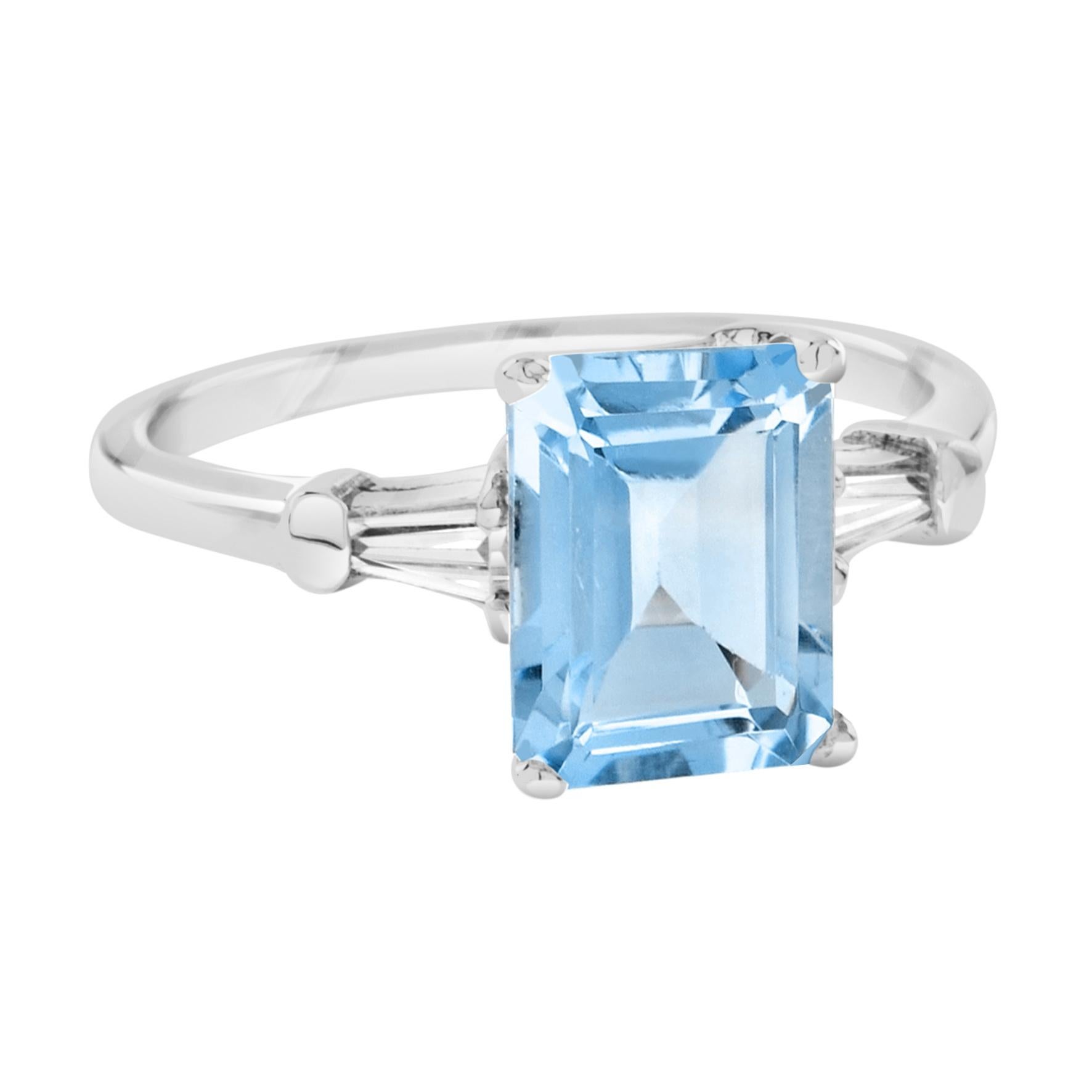 Cette magnifique bague présente une aigue-marine naturelle de 9×7 mm de taille émeraude traditionnelle, sertie dans une élégante monture aux épaules de jour. Chaque épaule est ornée d'un diamant baguette en or massif 14K.
Informations sur