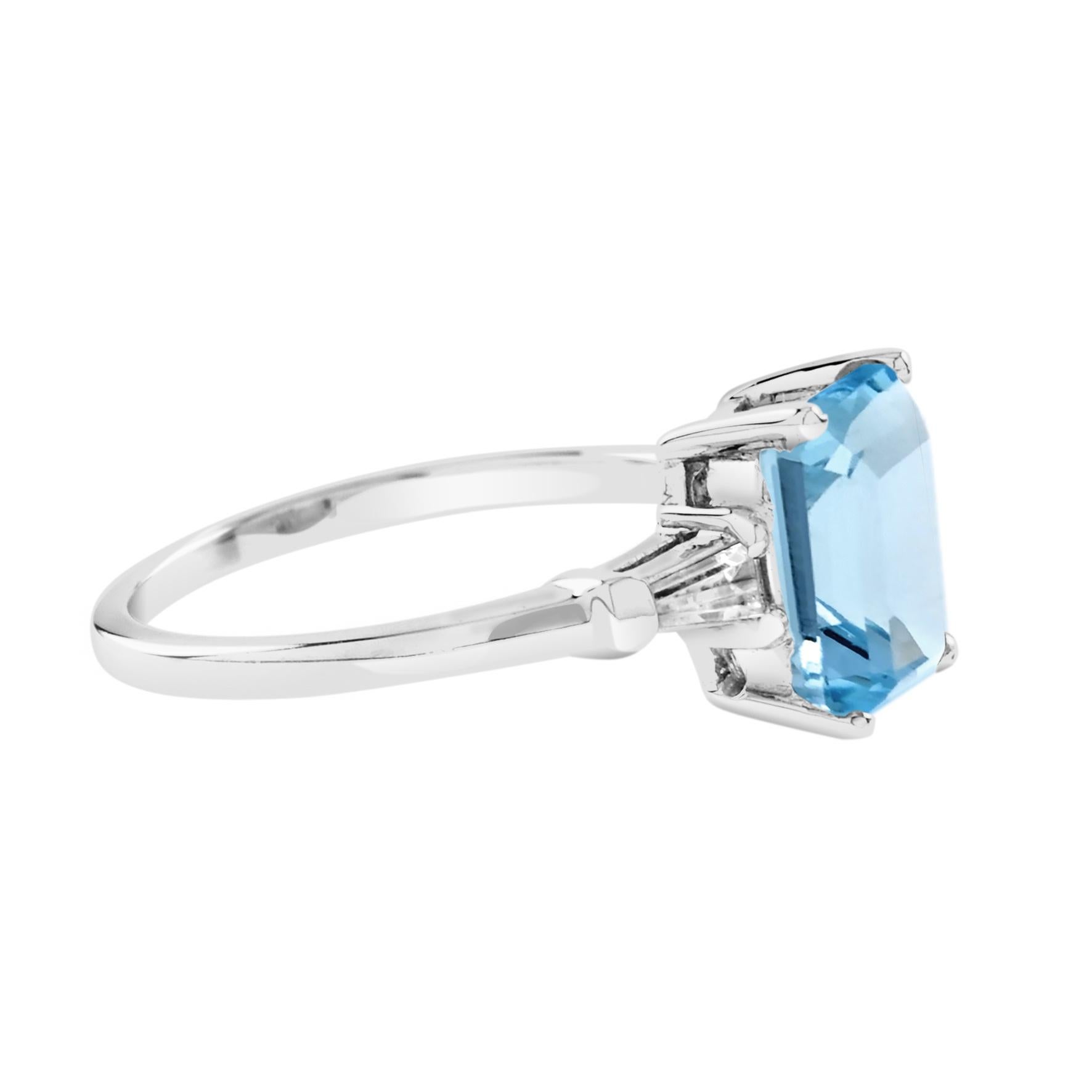 Art déco Bague solitaire en or blanc 14K avec topaze bleue octogonale taille émeraude et diamant baguette en vente