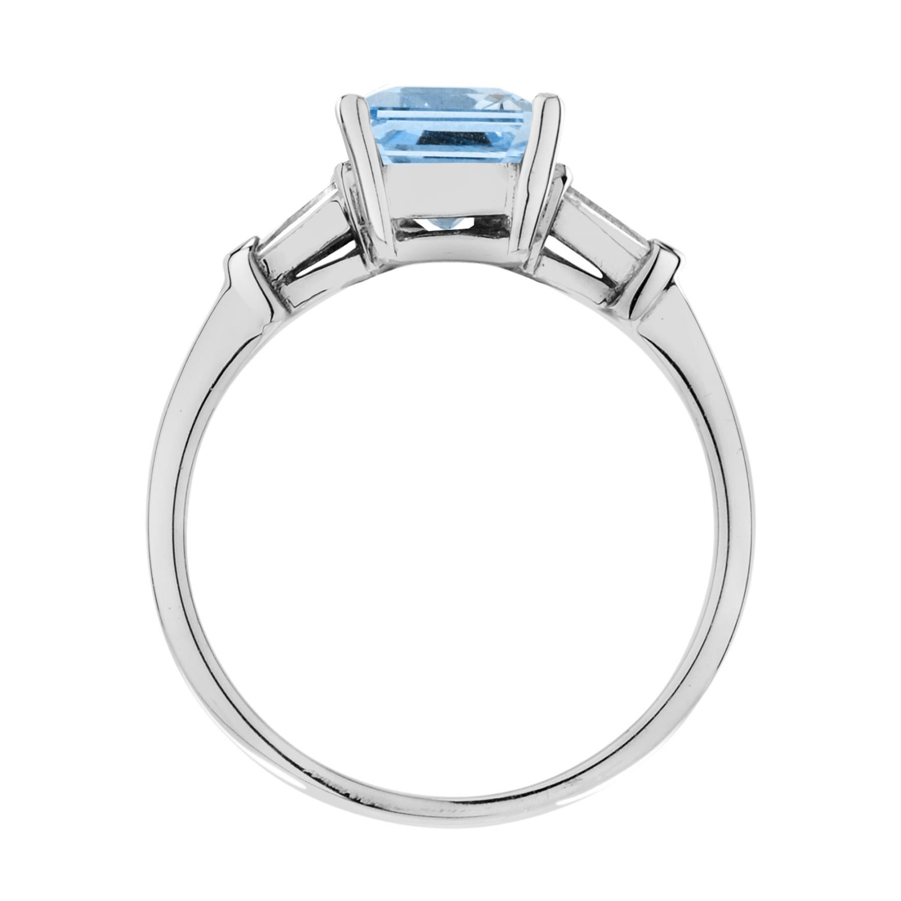 Taille émeraude Bague solitaire en or blanc 14K avec topaze bleue octogonale taille émeraude et diamant baguette en vente