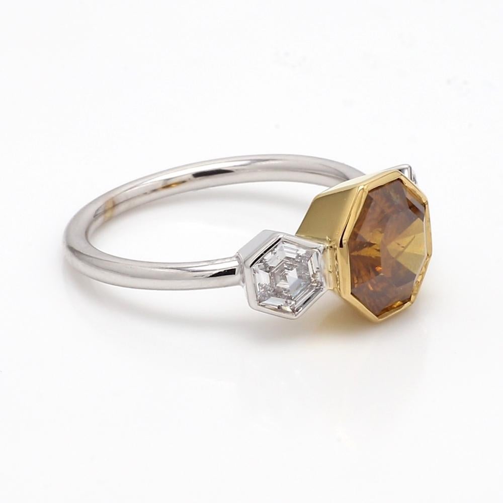 Anello in oro 18K con diamante marrone e diamanti bianchi

Questo squisito anello mette in mostra un affascinante diamante marrone dal taglio ottagonale, completato da due diamanti bianchi dal taglio esagonale. La calda tonalità marrone della pietra