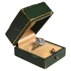Anillo de 1 quilates con corte europeo antiguo. Anillo de compromiso de platino con halo geométrico, color H