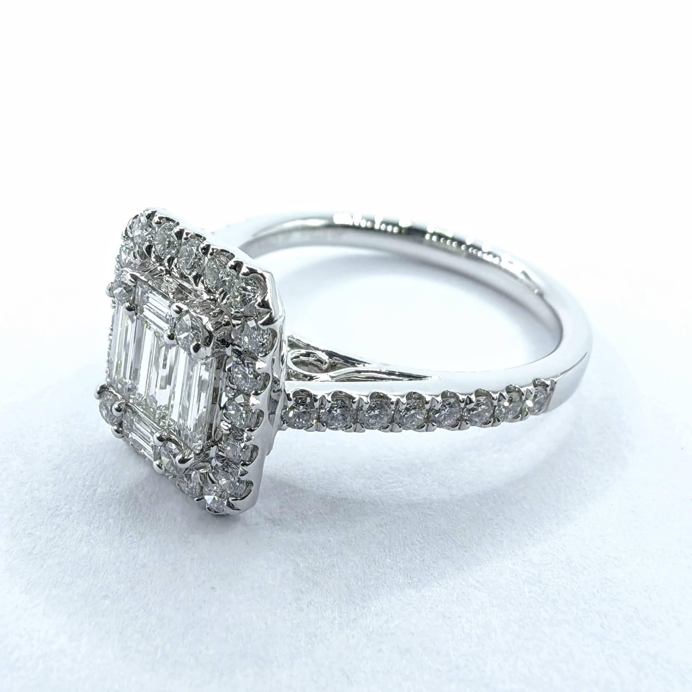 Taille ronde Bague de fiançailles en or 18 carats avec halo d'illusion octogonale, diamants taille baguette et ronde en vente