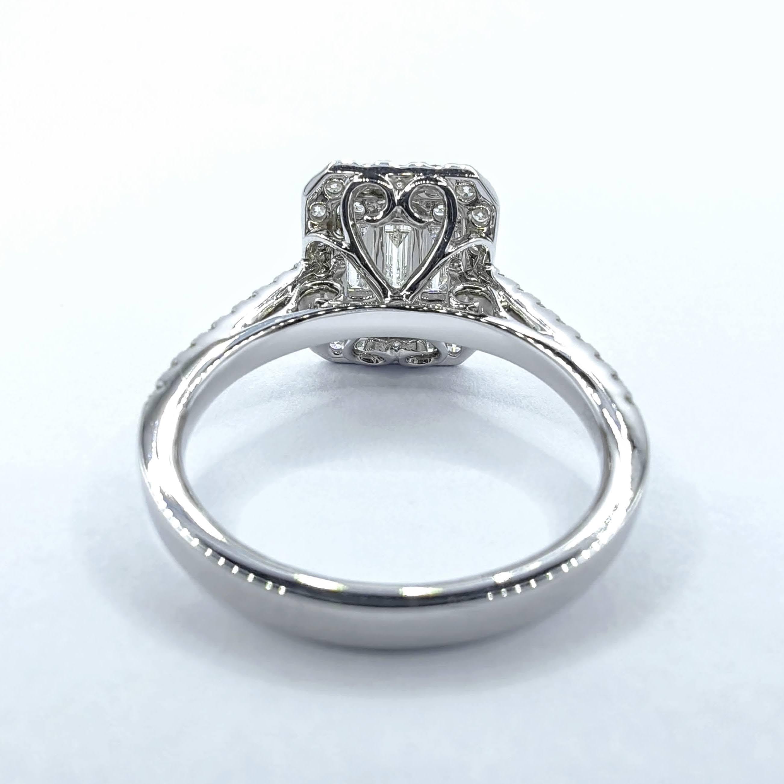 Bague de fiançailles en or 18 carats avec halo d'illusion octogonale, diamants taille baguette et ronde Neuf - En vente à Wan Chai District, HK