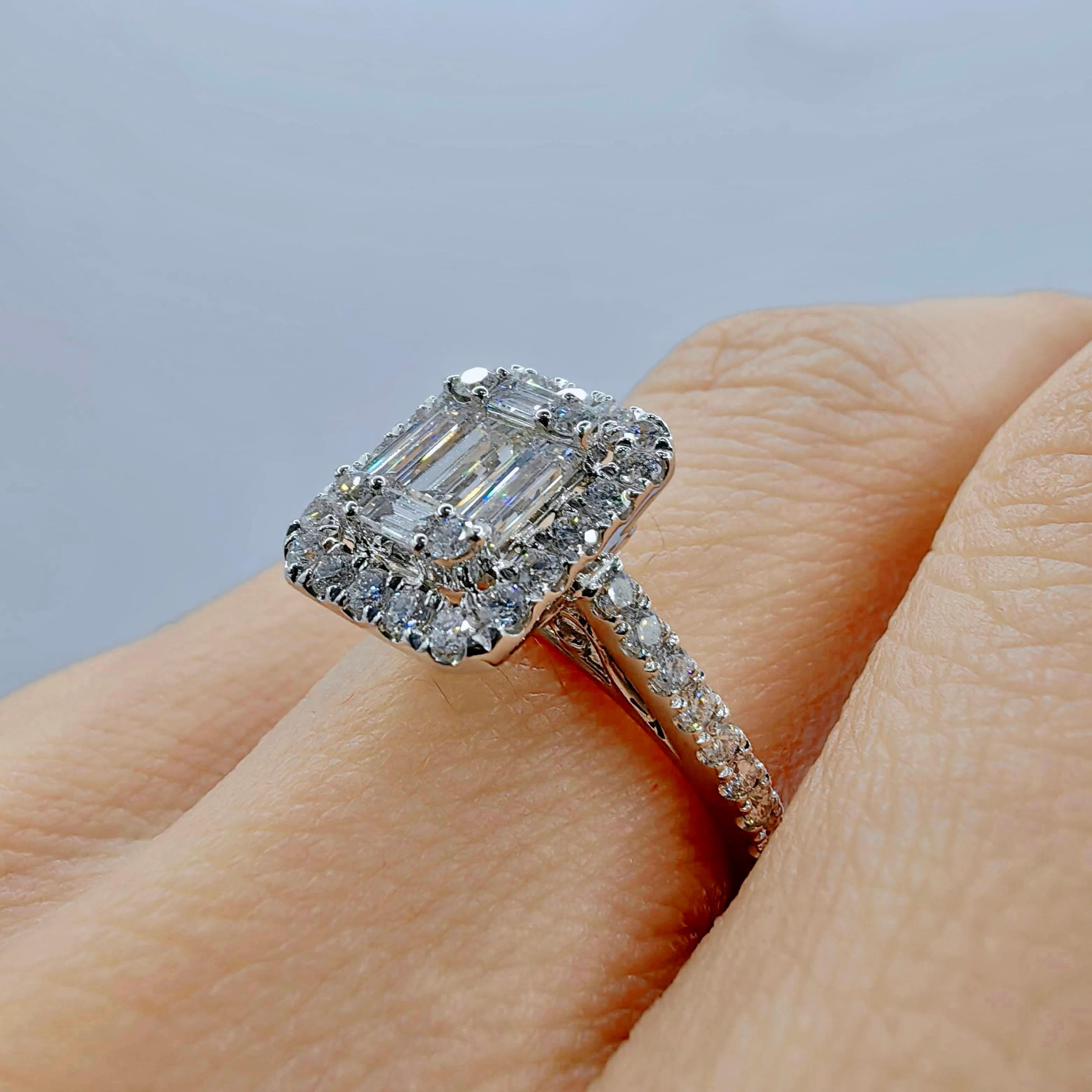 Bague de fiançailles en or 18 carats avec halo d'illusion octogonale, diamants taille baguette et ronde en vente 2