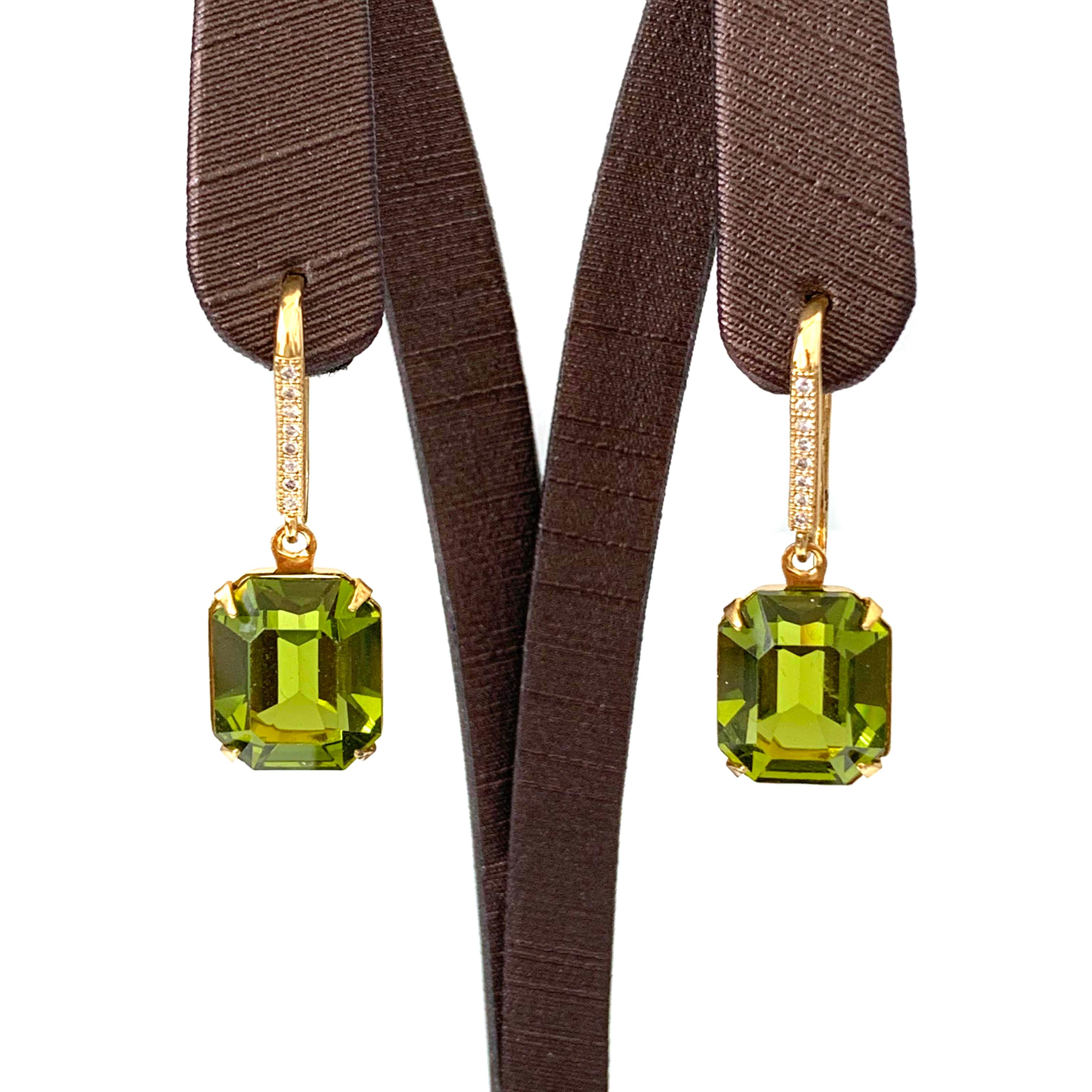 Octagon Olivine emerald Swarovski Crystal on micropave vermeil hook earrings

The earrings feature 2 beautiful 10x12mm octagon-shape olivine emerald Swarovski crystal, and micropave round simulated diamond 18k gold vermeil over sterling silver