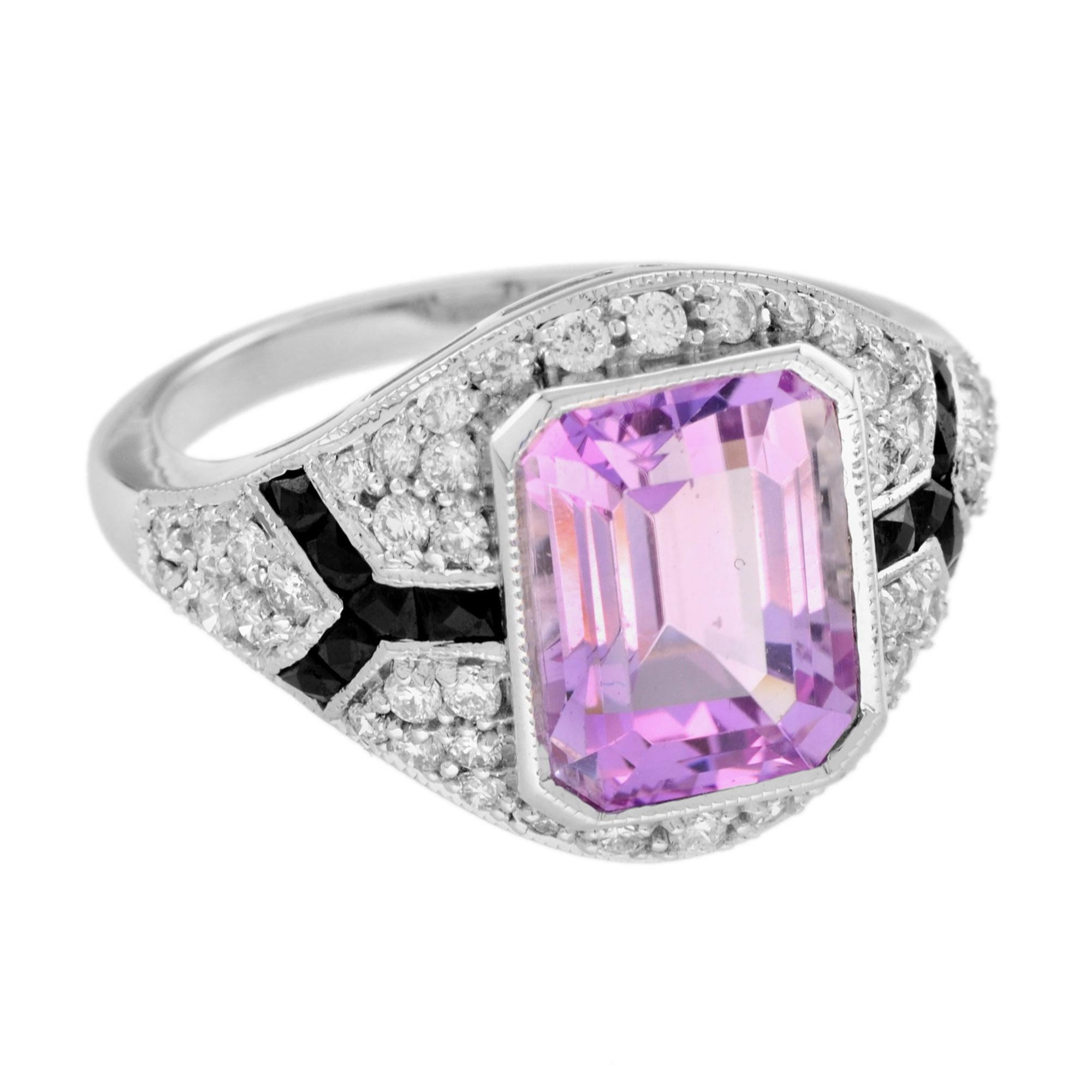 Il centro dell'anello è costituito da una kunzite rosa taglio smeraldo di 3,82 carati, evidenziata da diamanti tondi brillanti di 0,60 carati. I lati dell'anello in oro bianco lucido sono bordati di onice nero per un tocco di eleganza in più. Oro