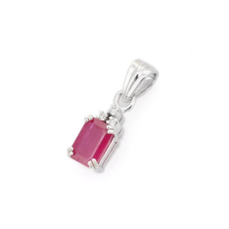 Ciondolo Octagon Ruby Diamond Everyday in argento sterling tempestato di rubini taglio ottagono e diamanti taglio rotondo. Questo splendido gioiello eleva immediatamente un look casual o un abito elegante.
Il rubino porta energia, calma e felicità