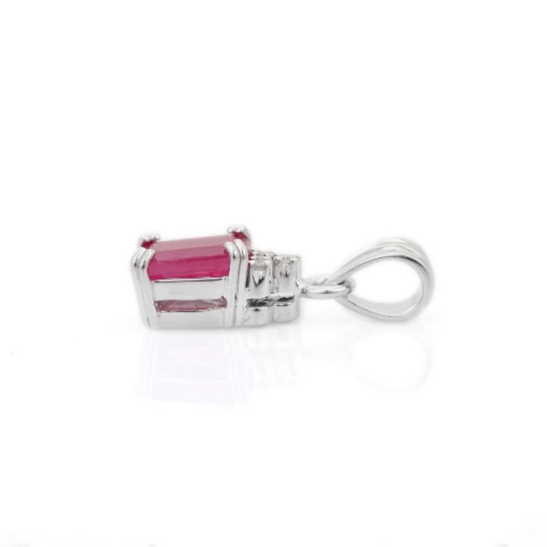 Ciondolo ottagonale con diamante e rubino da regalare alla fidanzata in argento 925 In condizioni Nuovo in vendita a New York, NY