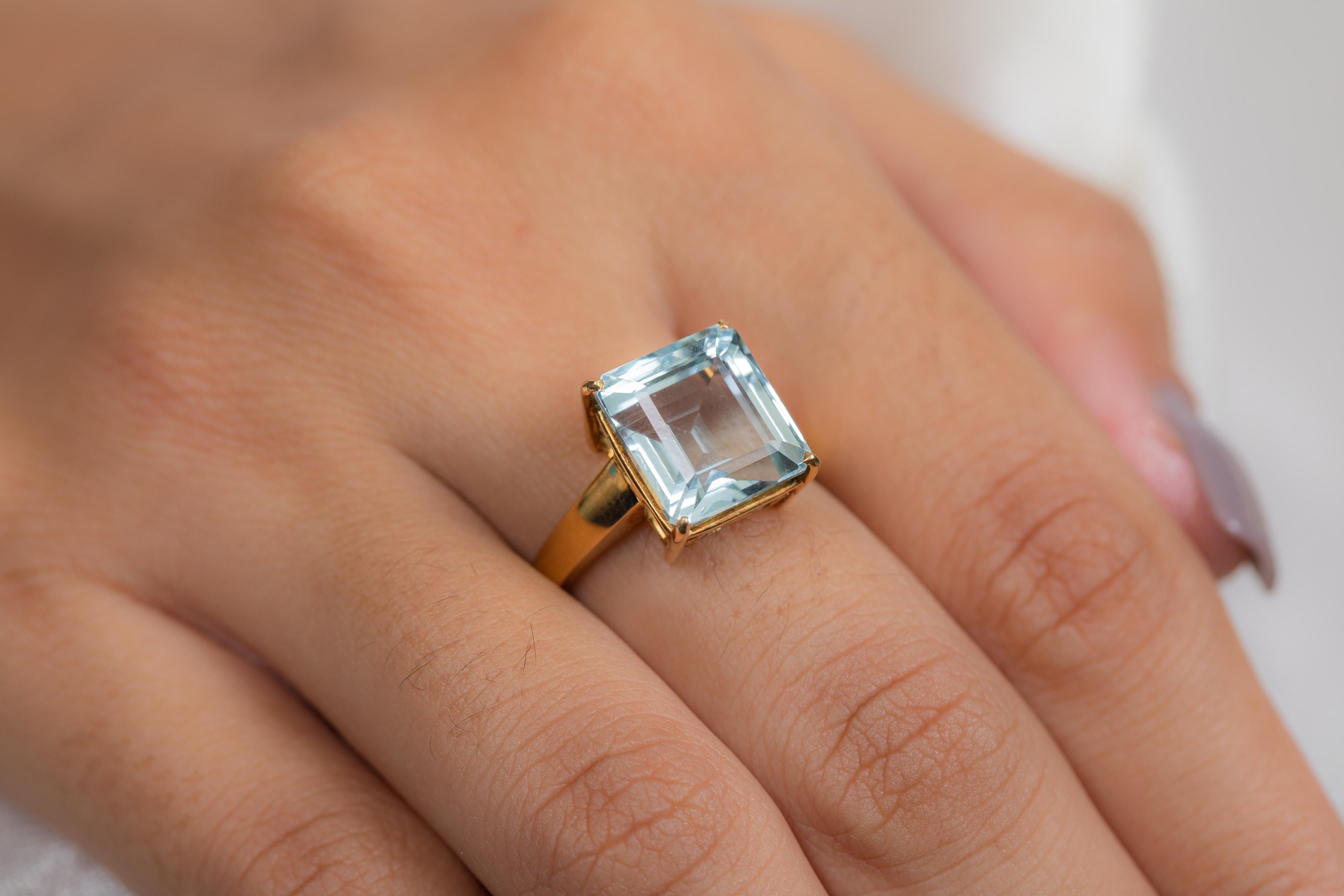 For Sale:  Octagon Shape Aquamarine Solitaire Ring in 18K Yellow Gold 2
