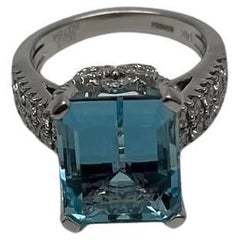 Anillo de cóctel de oro blanco de 14 quilates con pavé de diamantes y aguamarina azul en forma octogonal