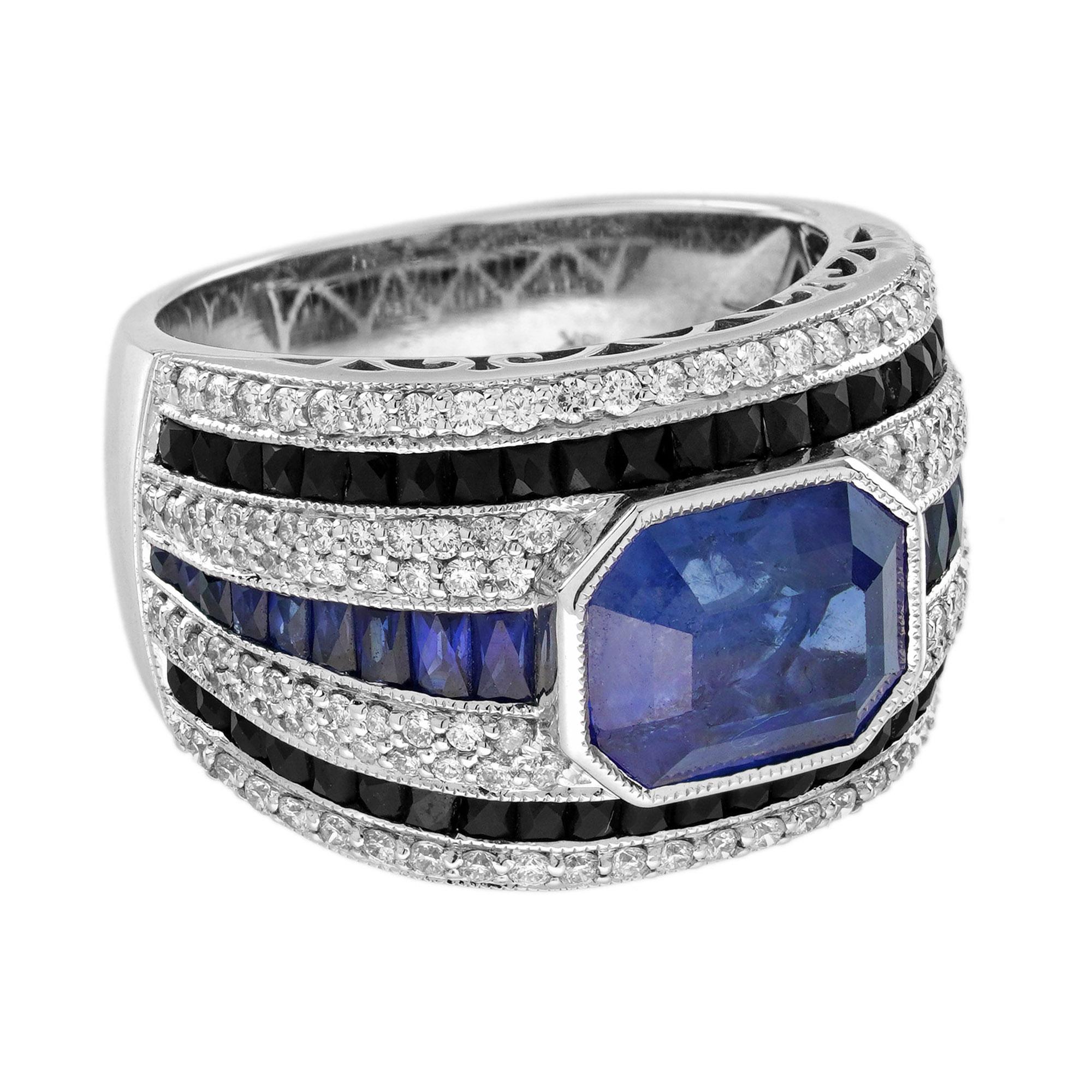 Questo splendido anello in stile Art Déco presenta al centro uno zaffiro blu taglio smeraldo del peso di 4,70 carati (circa). La fascia della parte anteriore è meticolosamente disegnata con linee di zaffiri blu, onici e diamanti a taglio rotondo