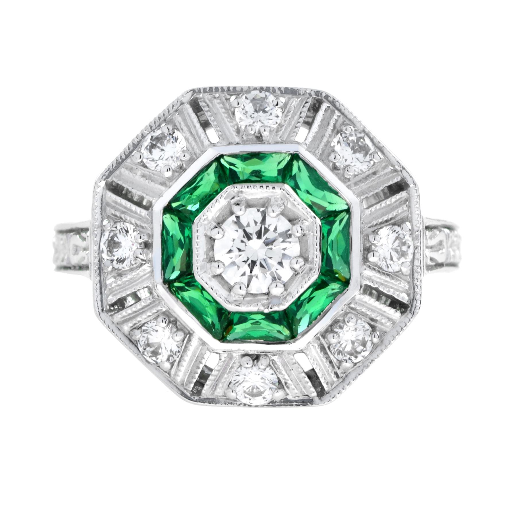 Ein Weißgold Art-Deco-Design Diamant und Smaragd Zielring, ein Diamant in der Mitte mit einem äußeren Ring von runden Diamanten ein innerer von Französisch geschnitten Smaragde und fertig mit Millgrain Einfassung, fertig mit