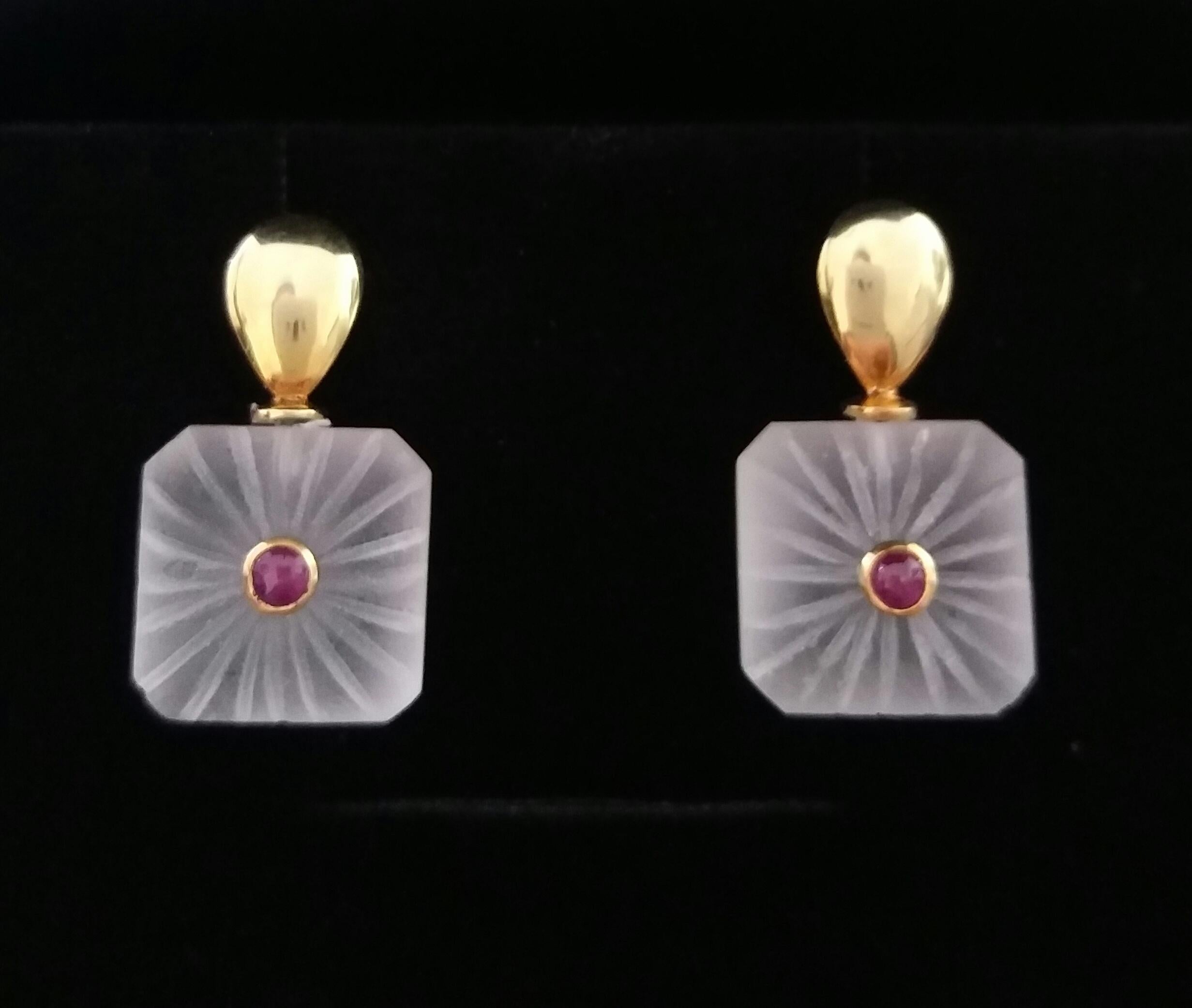 Clous d'oreilles en or 14 carats avec cristaux de roche gravés de forme octogonale et cabas en rubis rond en vente 9