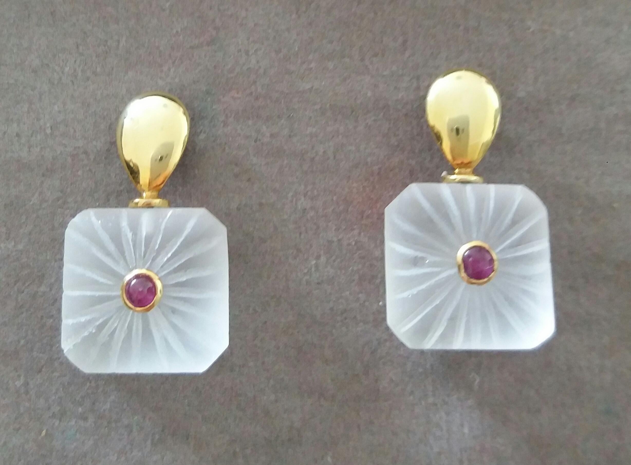 Boucles d'oreilles Simple Chic  composé de 2 cristaux de roche gravés de forme octogonale mesurant 13 x 13 mm avec 2 petites cabines rondes en rubis serties en or jaune, suspendus à 2 éléments en or jaune uni en forme de goutte plate.

En 1978,