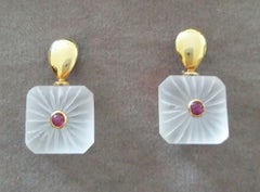 Clous d'oreilles en or 14 carats avec cristaux de roche gravés de forme octogonale et cabas en rubis rond