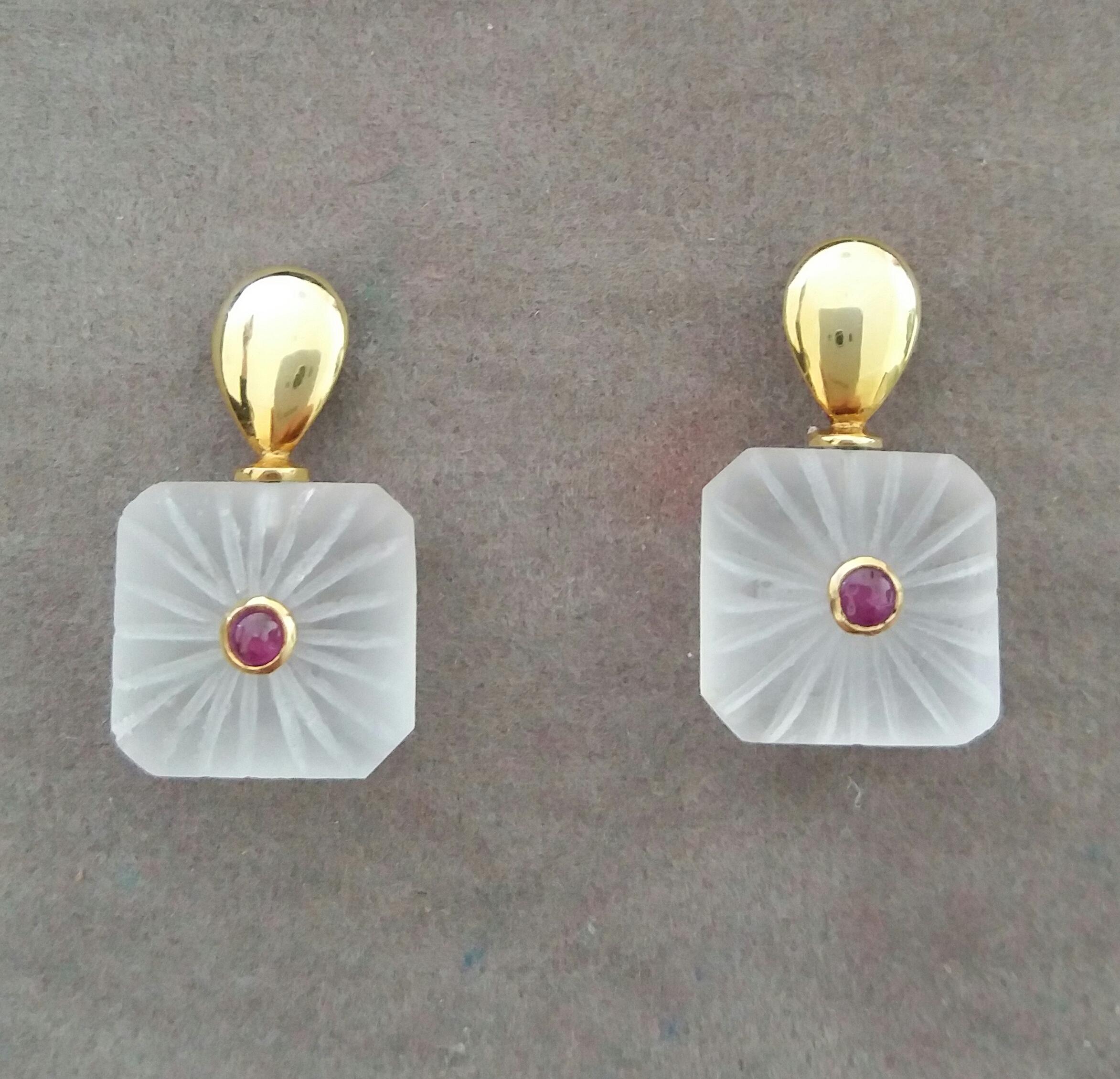 Art déco Clous d'oreilles en or 14 carats avec cristaux de roche gravés de forme octogonale et cabas en rubis rond en vente