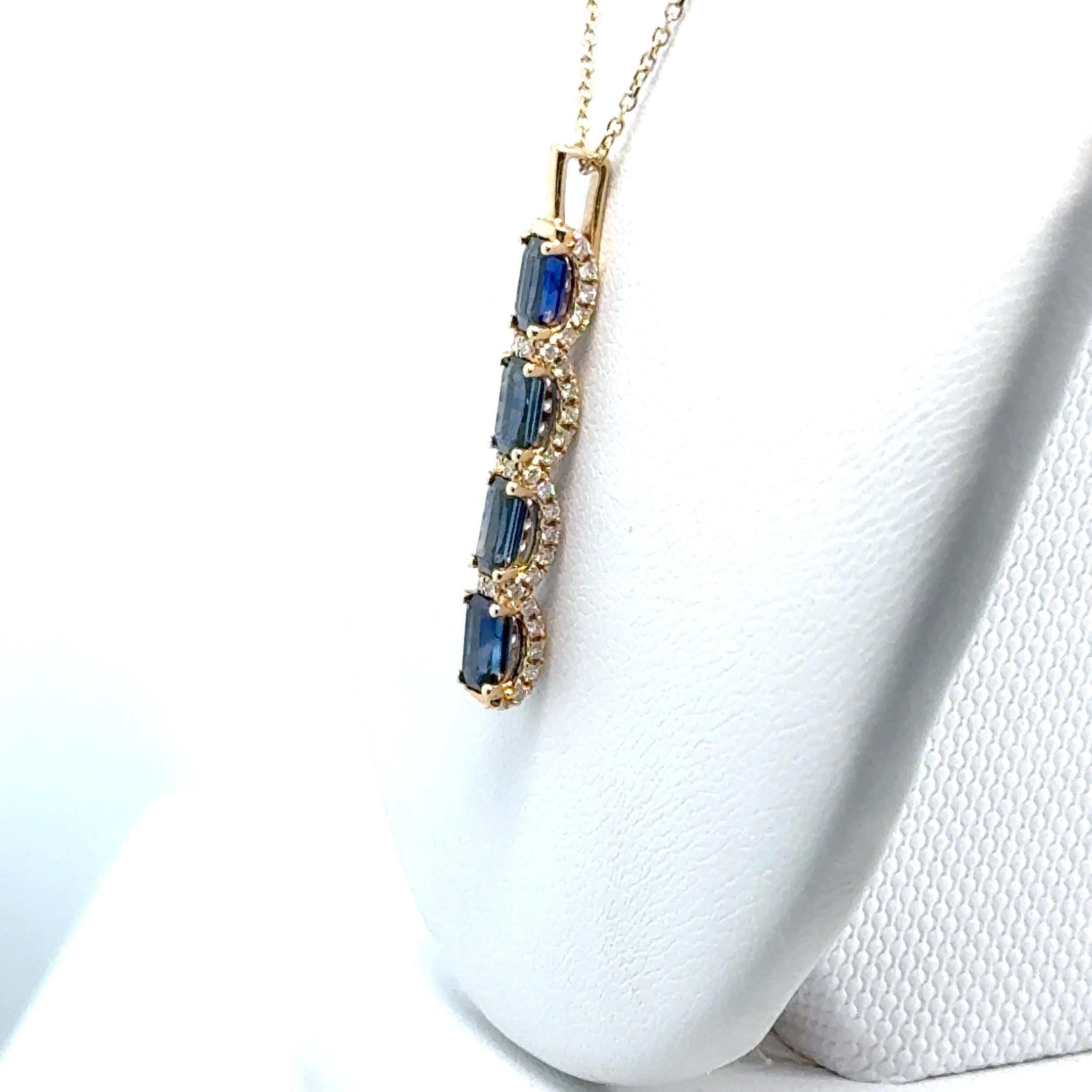 Taille octogone Saphir de forme octogonale serti de diamants en or jaune 14 carats en vente