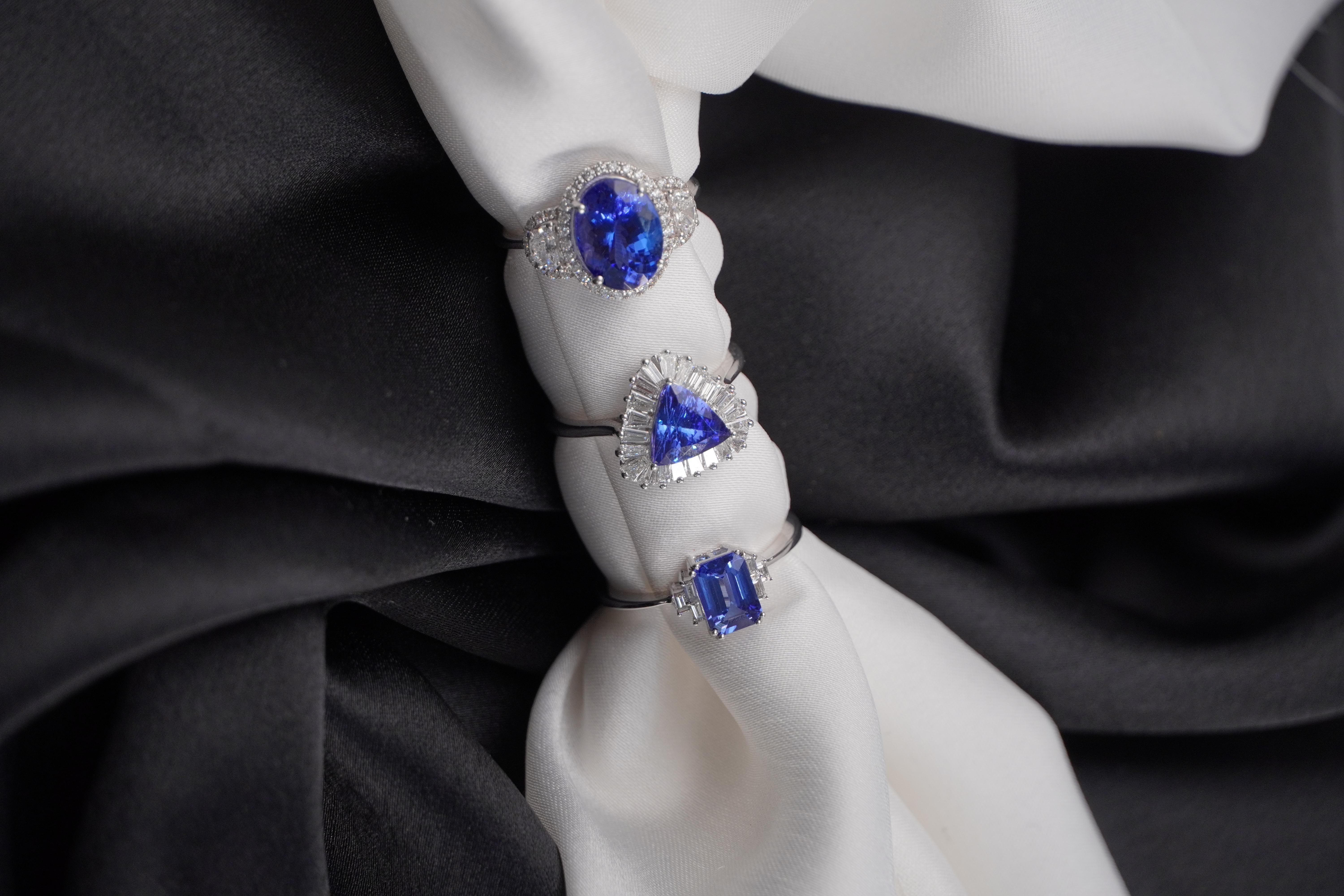 For Sale:  Octagon Shape Tanzanite Ring with Diamonds in 18K White Gold 4