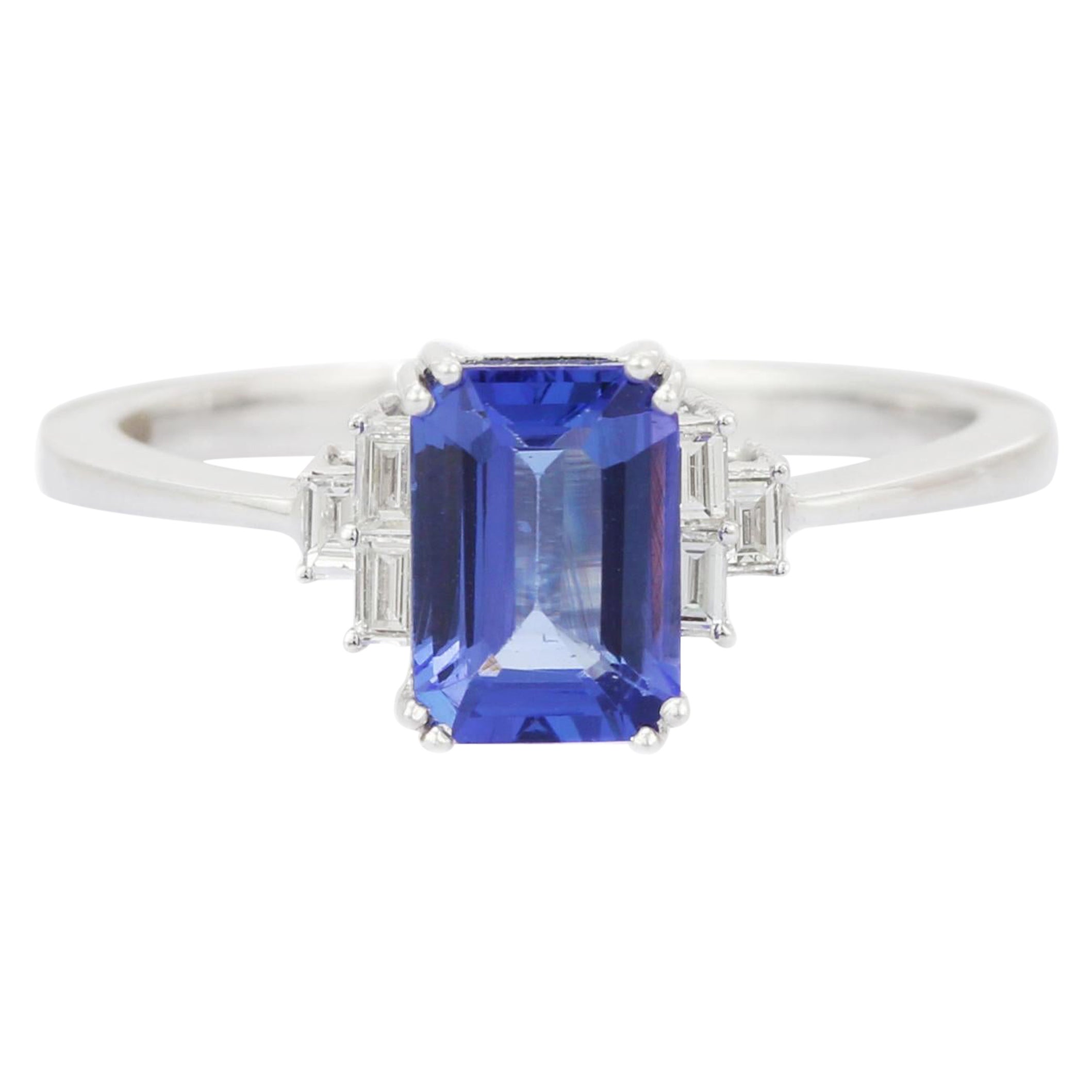 Anello con tanzanite a forma di ottagono e diamanti in oro bianco 18 carati