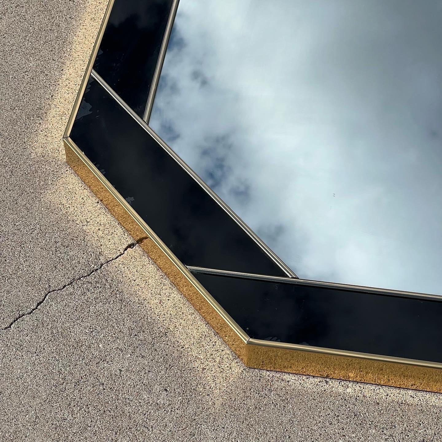 Hollywood Regency Miroir d'ouverture octogonale avec cadre en laiton acrylique en vente