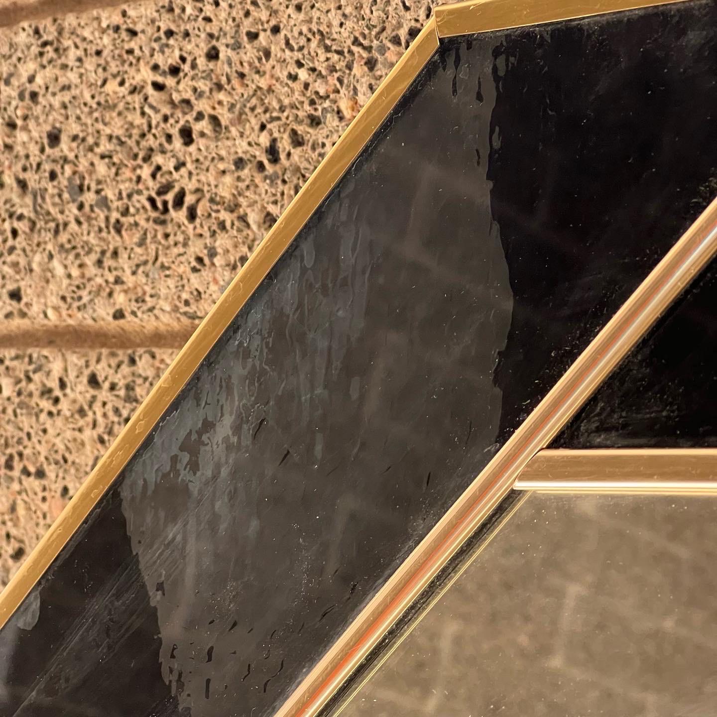Miroir d'ouverture octogonale avec cadre en laiton acrylique Abîmé - En vente à Phoenix, AZ