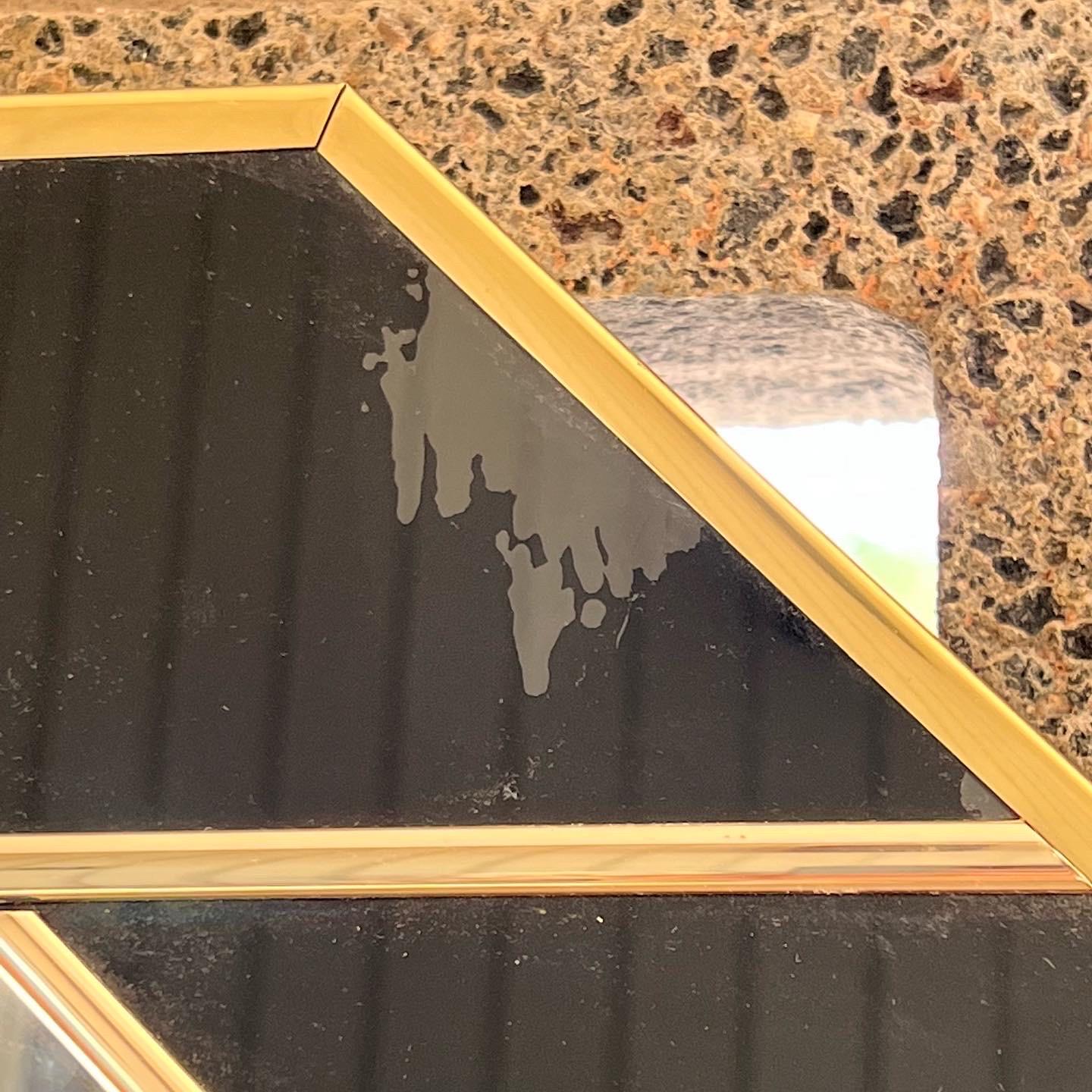 Fin du 20e siècle Miroir d'ouverture octogonale avec cadre en laiton acrylique en vente
