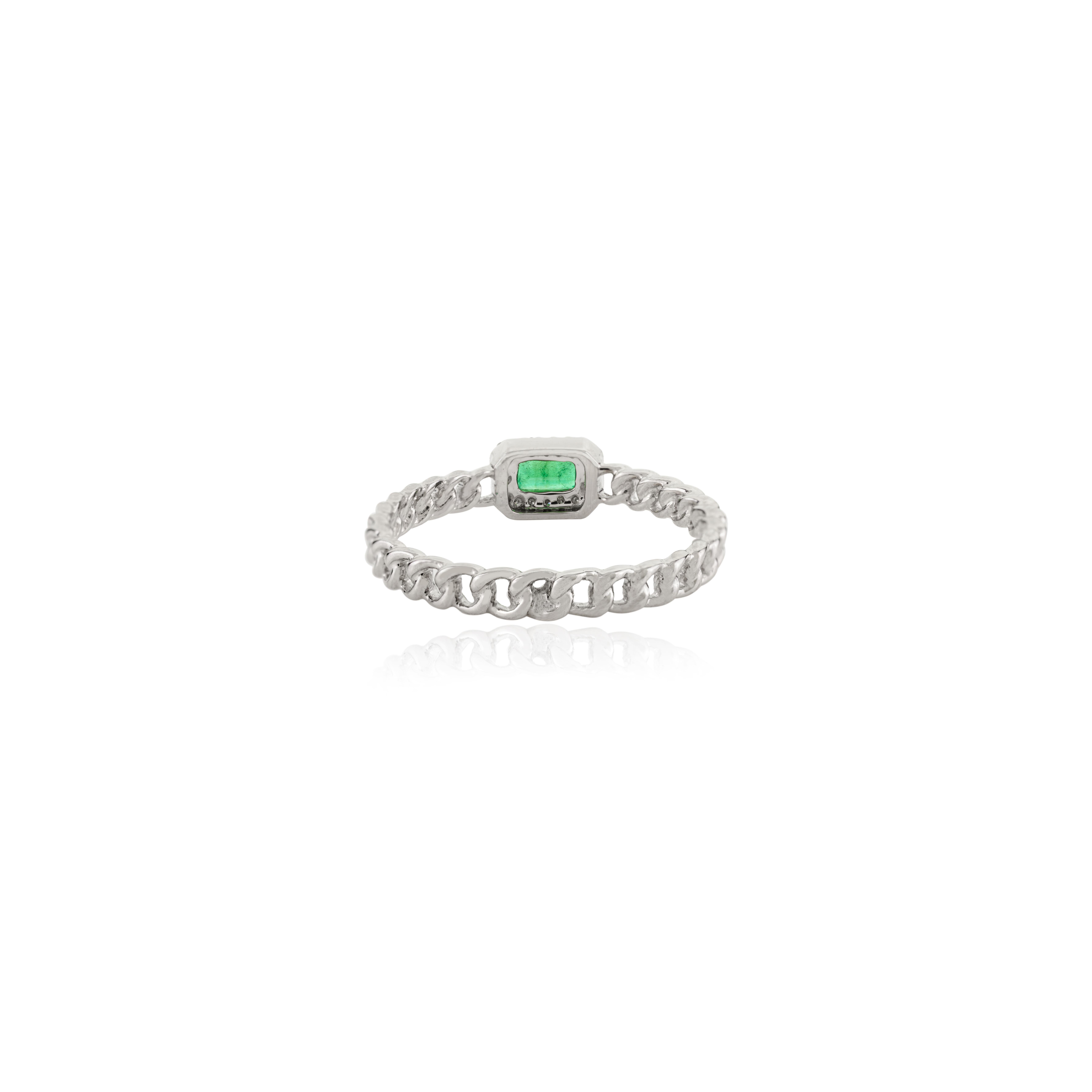 Im Angebot: Achteckiger Smaragd- und Diamant-Halo-Ehering aus 14 Karat massivem Weißgold () 4