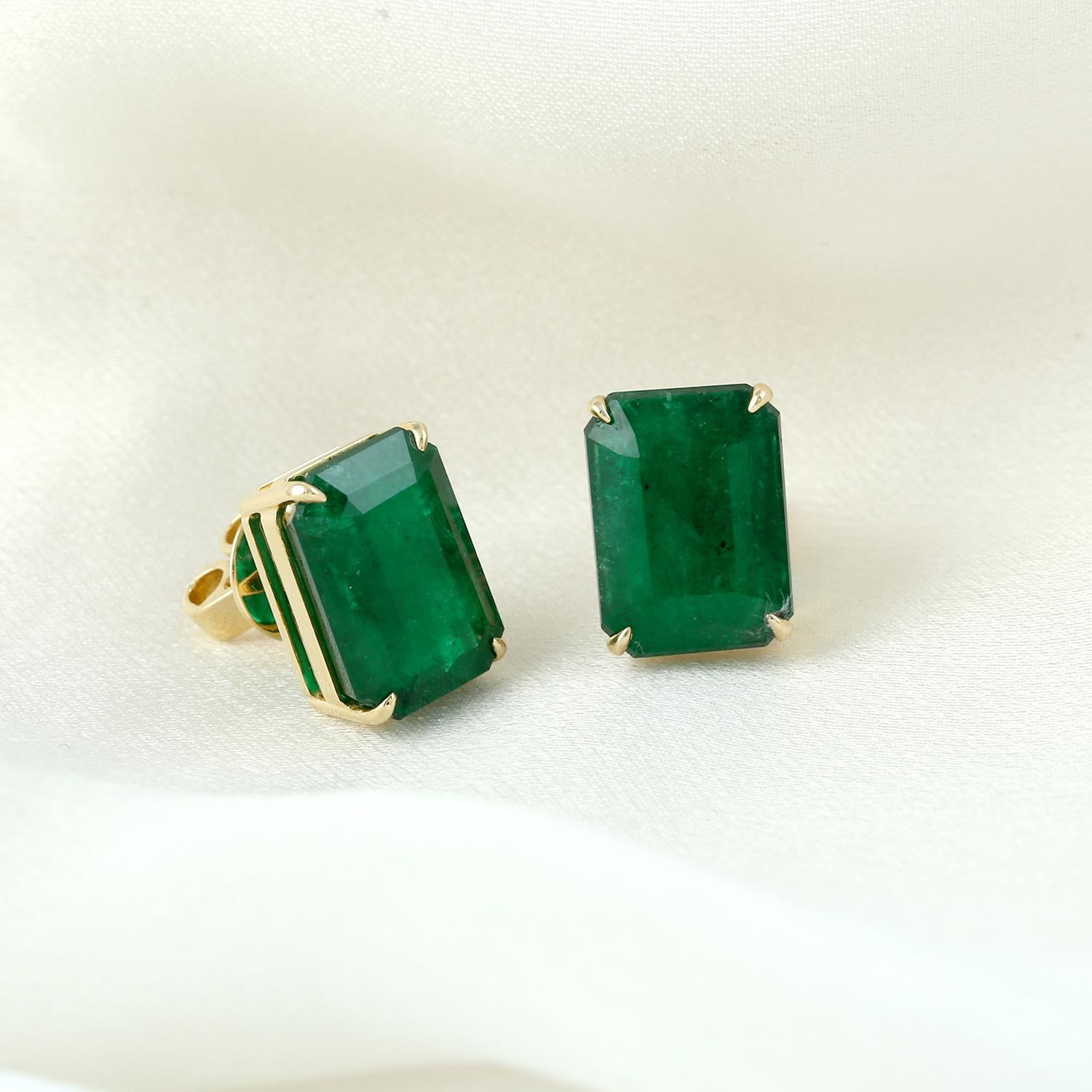 Artisan Boucles d'oreilles minimales en or jaune 18k avec émeraude en forme d'octogone en vente