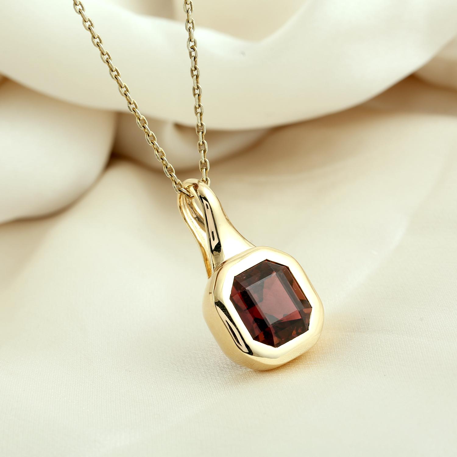 Achteckige Form Rosa Turmalin Minimal Anhänger gemacht in 18k Gelbgold (Art déco) im Angebot