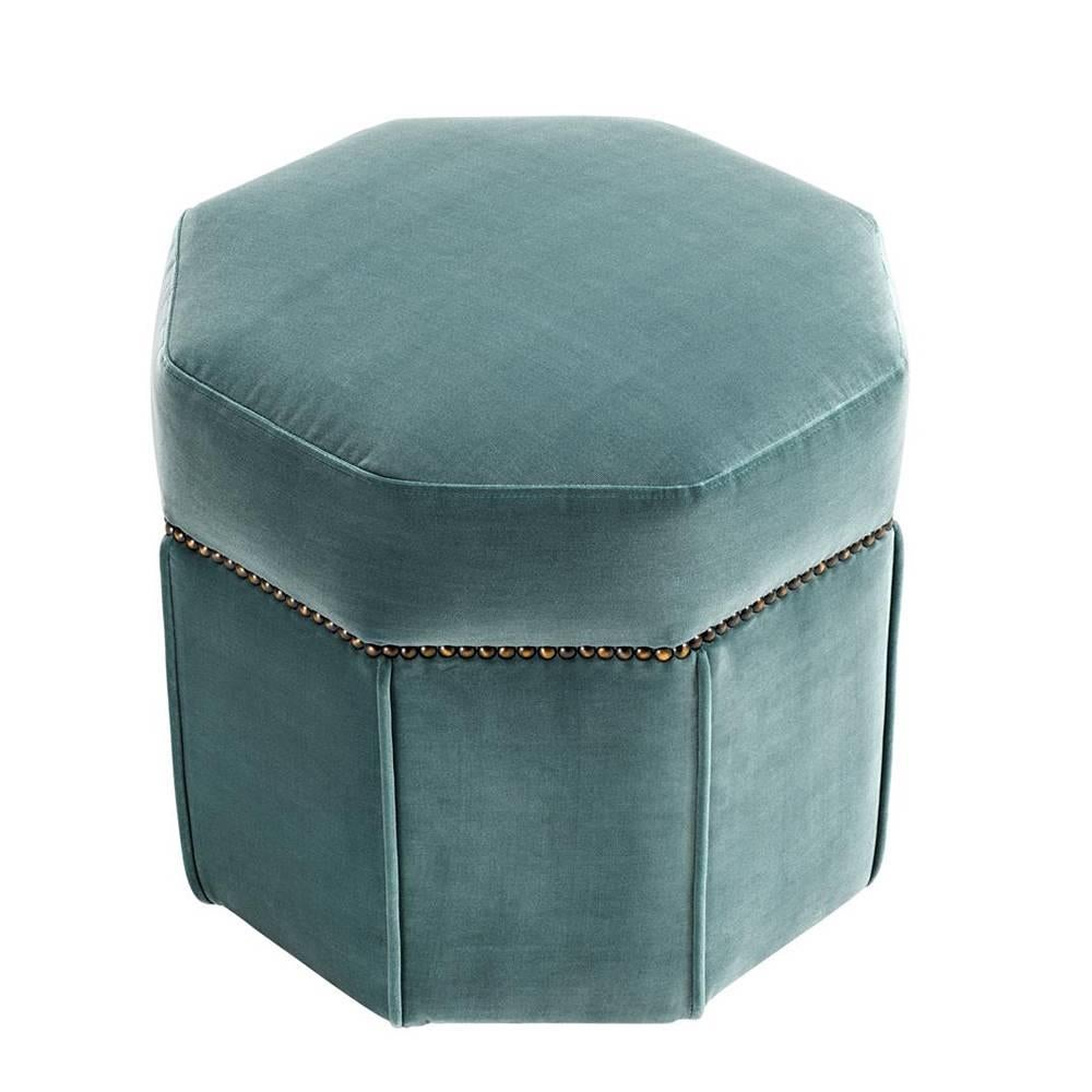 Stool octagon with structure in solid wood.
Upholstered with deep turquoise velvet fabric.
With fire retardant treatment. Nails in antique
brass finish.