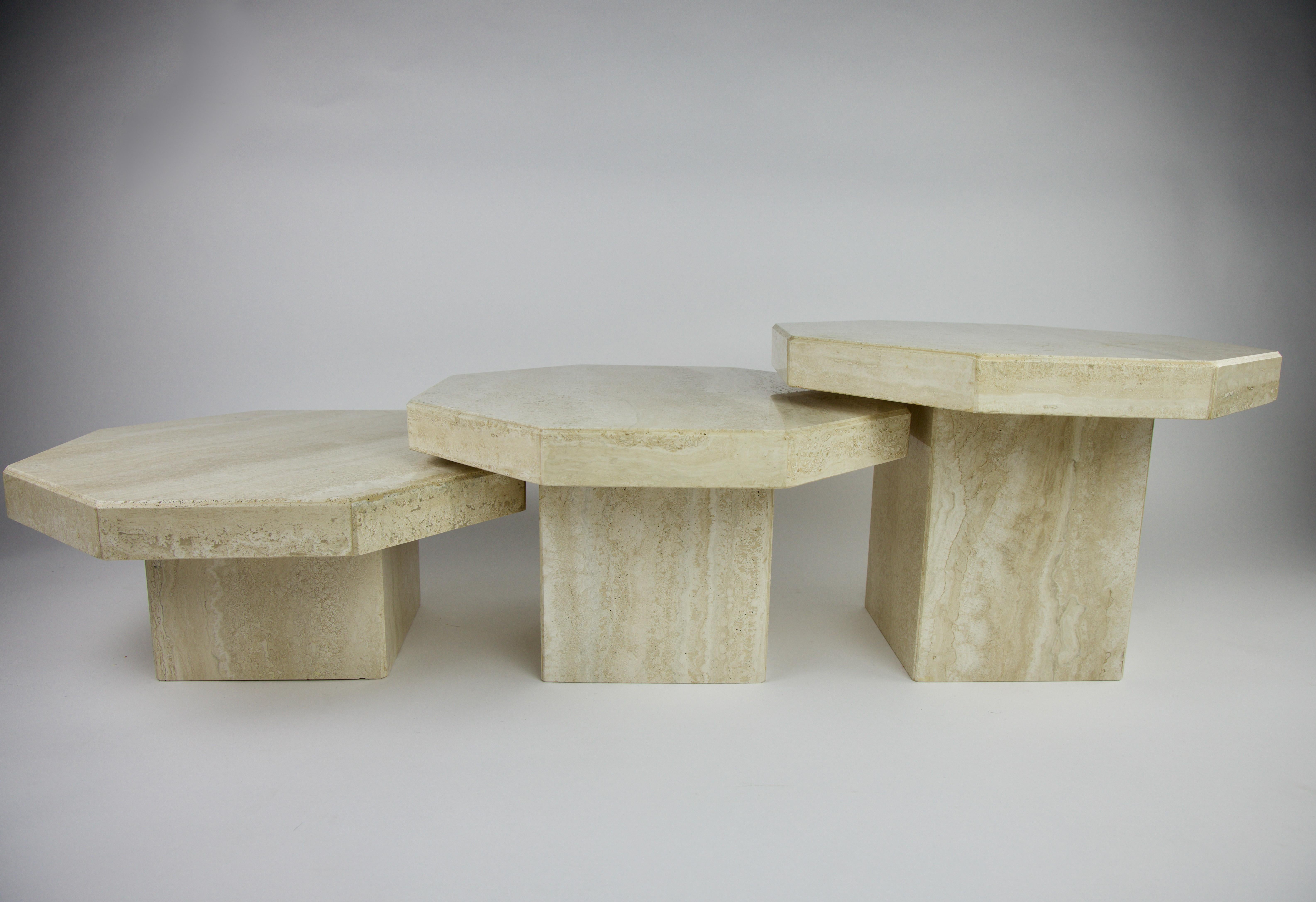 Set of 3 octagon travertine coffee tables in very good condition.

These coffee tables are made from solid travertine.

They have different heights so they can be combined in many different ways.
-20.5