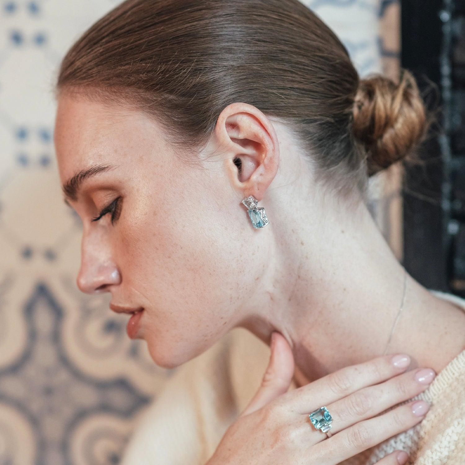 Die von Andalusien inspirierte, in London entworfene Luxusschmuck-Kollektion ist von den hispano-maurischen Architekturstilen der bezaubernden südlichsten Region Spaniens inspiriert.
Der Edelsteinschmuck aus dieser von britischen Jewellern