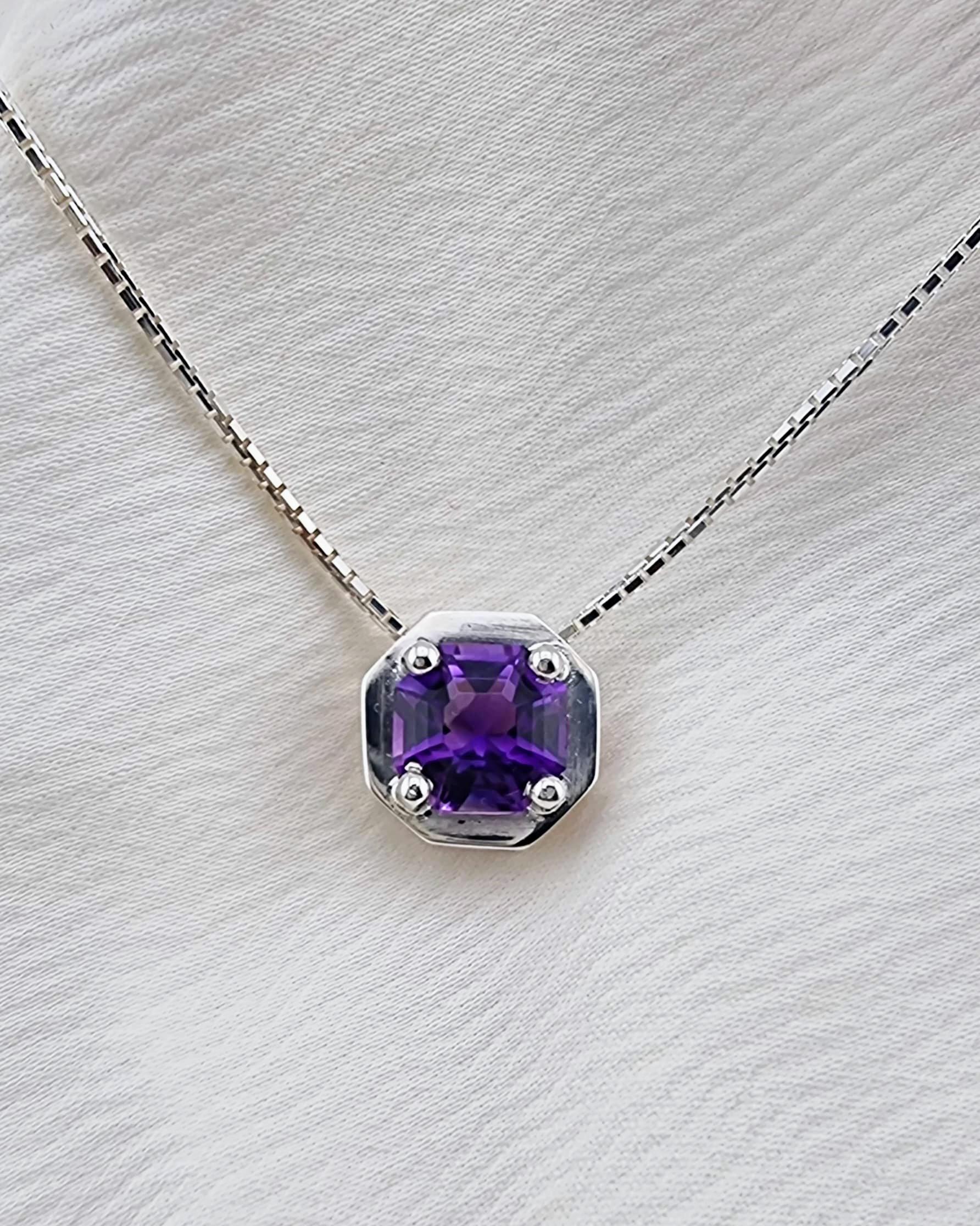 Collana con ciondolo ottagonale di ametista in argento sterling

Questo elegante ciondolo presenta un'ametista naturale dal taglio ottagonale di 5x7 mm, famosa per la sua profonda tonalità viola e la sua precisione geometrica. Le sfaccettature