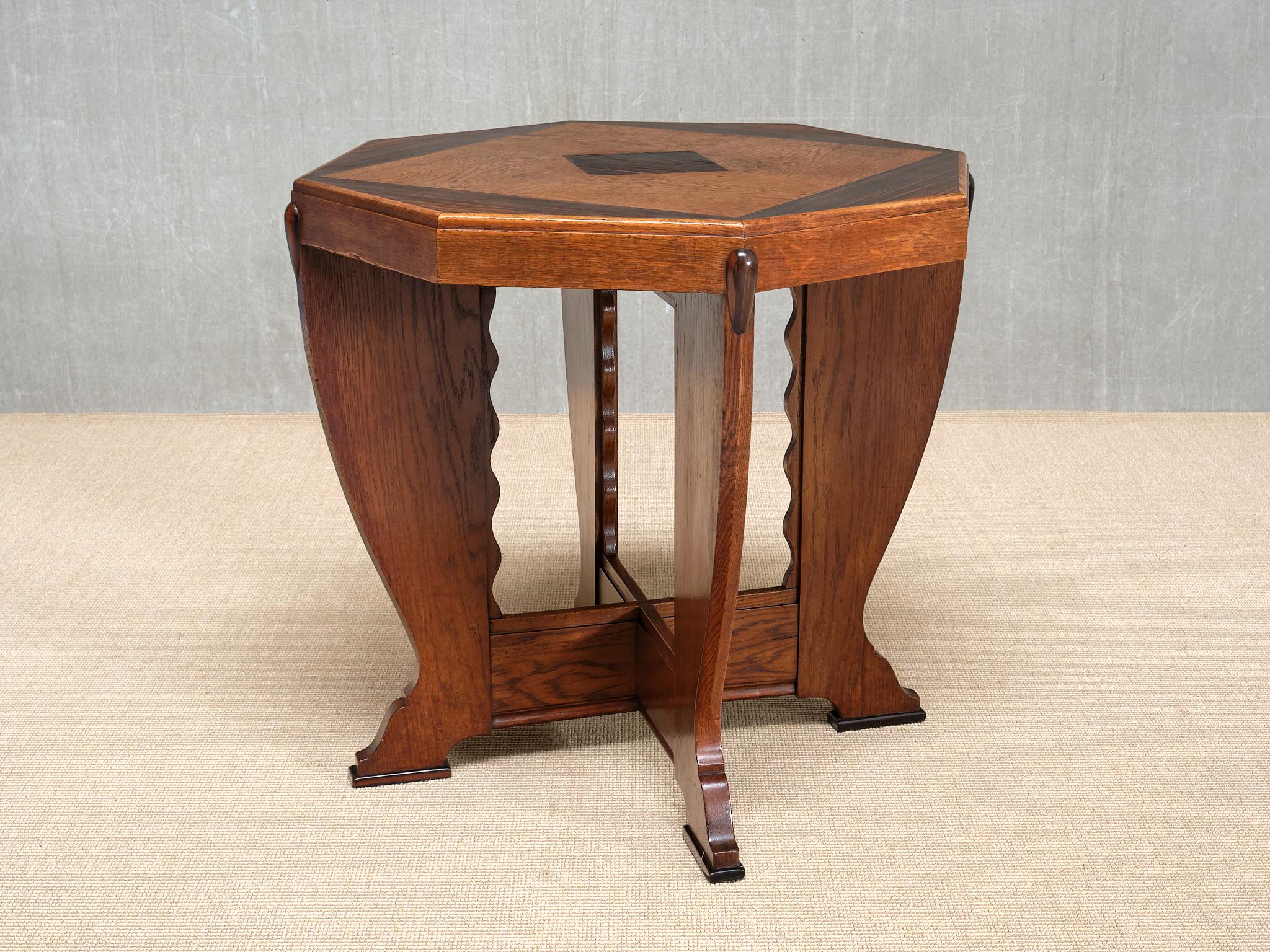 Esta excepcional mesa auxiliar de generosas dimensiones se fabricó en Holanda a finales de la década de 1920. La forma, el material y la artesanía ejemplifican el movimiento de la Escuela de Ámsterdam. Originado en la capital holandesa durante la