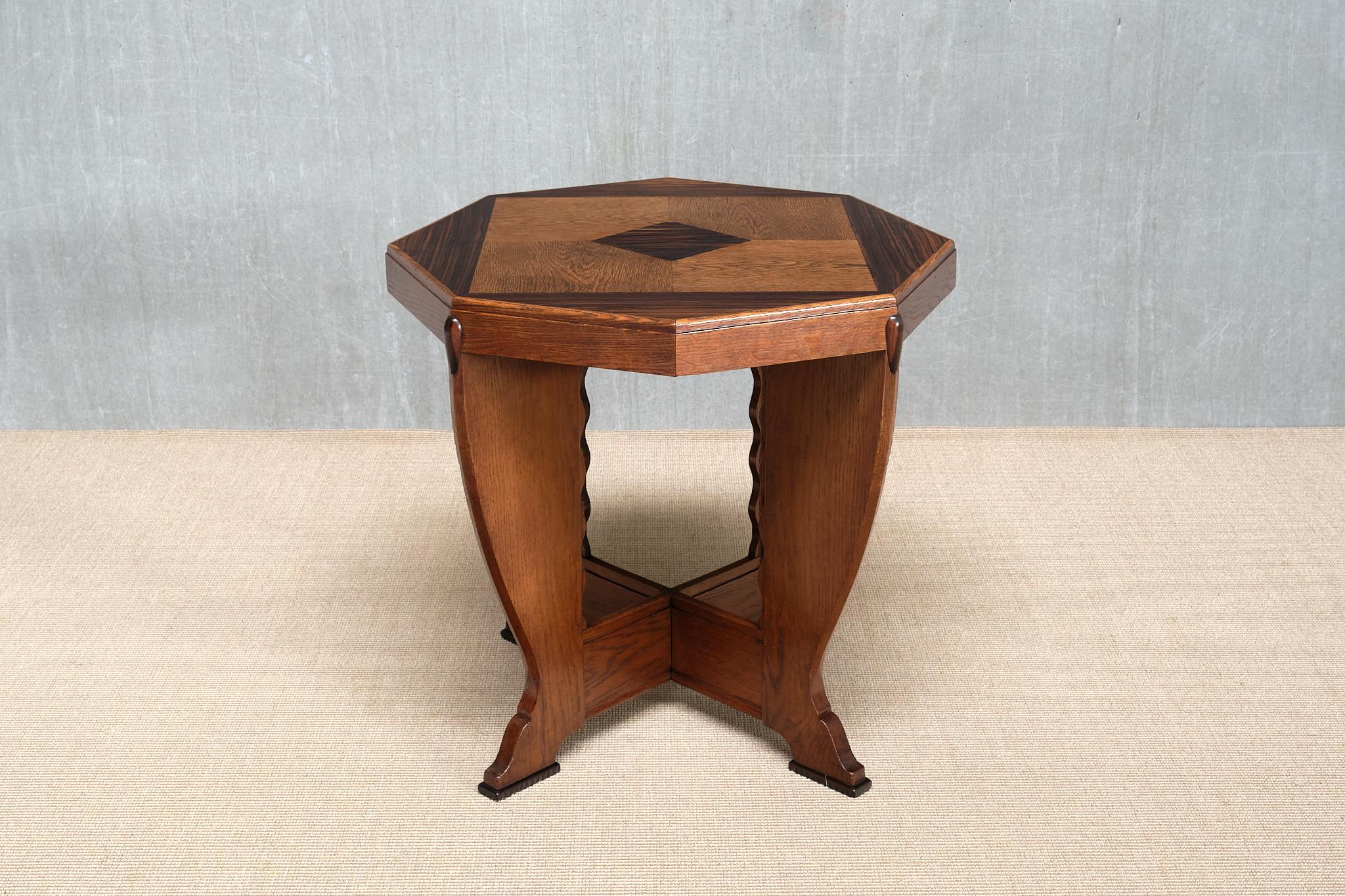 Mesa auxiliar octogonal de la Escuela de Ámsterdam en roble y ébano, Países Bajos, años 20 en Bueno estado para la venta en The Hague, NL