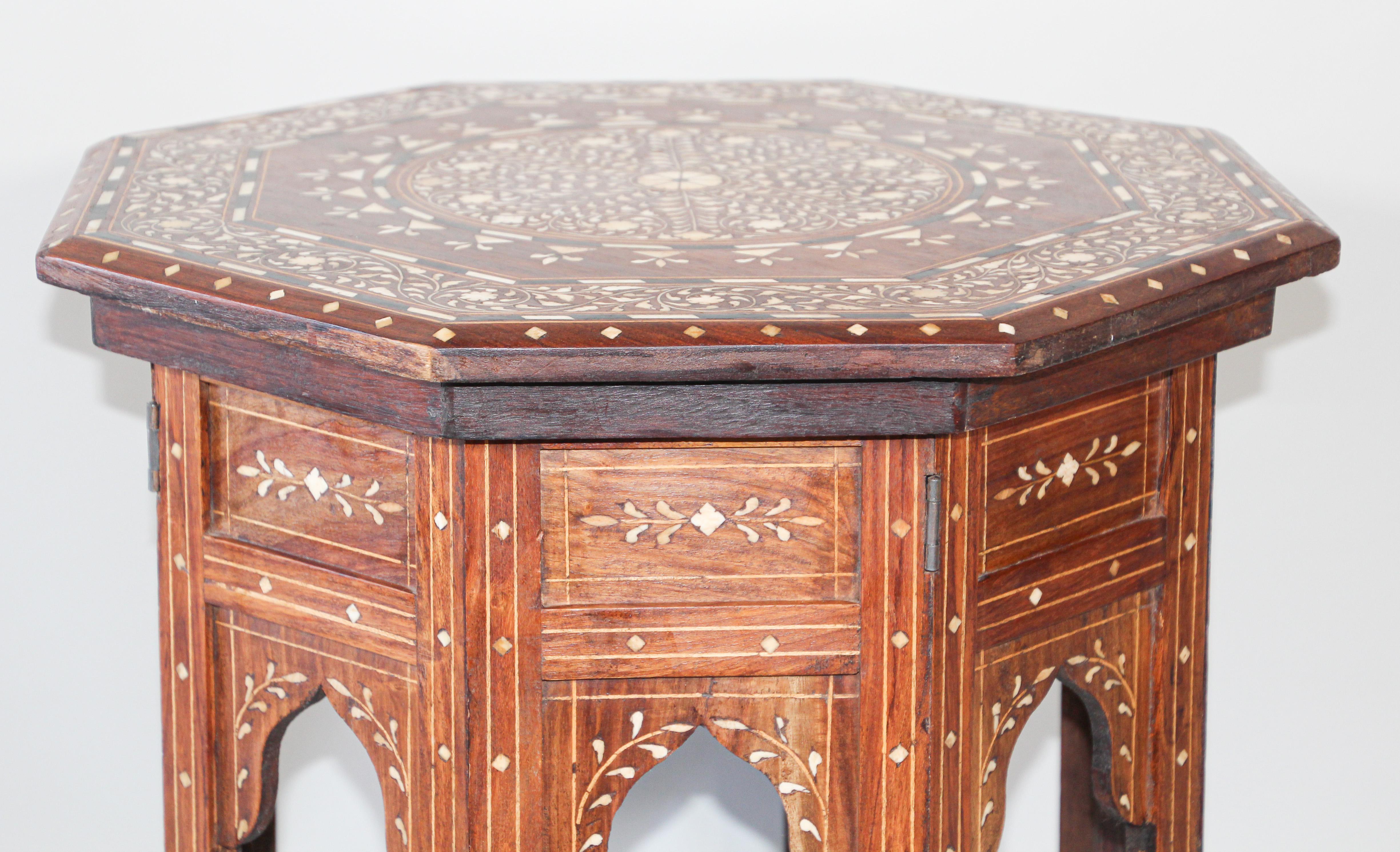 Fine and elegant Anglo Indian folding Moorish Teak Octagonal Open Arch Taboret side table.
A late 19th century Anglo-Indian wood table finely carved and inlaid with bone details designs.
The octagonal top inlay featuring an eight-sided central