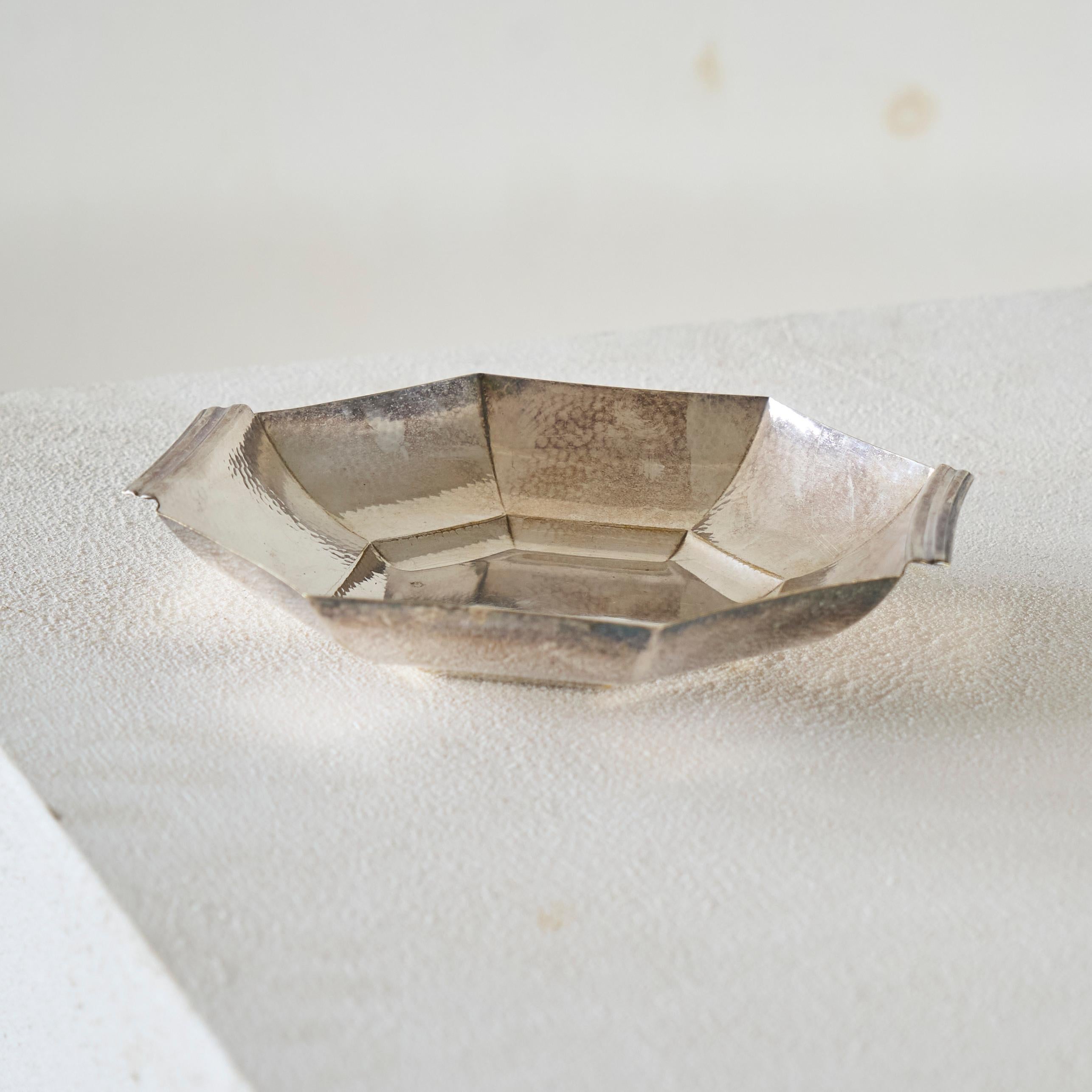 Achteckige Schale aus handgehämmertem und versilbertem Messing, Europa, Anfang 20.

Schöne dekorative Schale im Art-Deco-Stil aus versilbertem und handgehämmertem Messing. Tolle Form und Aussehen - anspruchsvoll und elegant - auch sehr zeitlos.