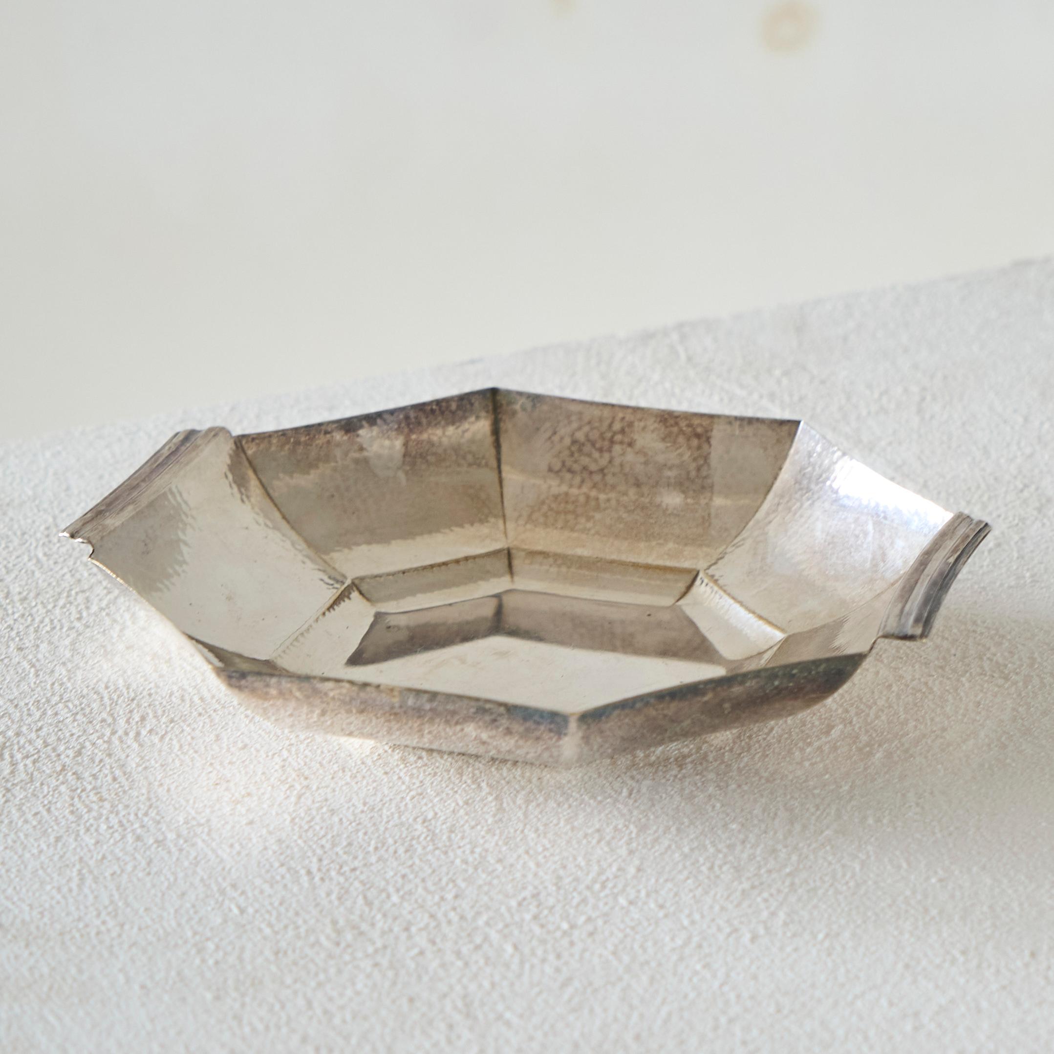 Achteckige Art Deco Schale aus handgehämmertem und versilbertem Messing 1930er Jahre im Zustand „Gut“ im Angebot in Tilburg, NL
