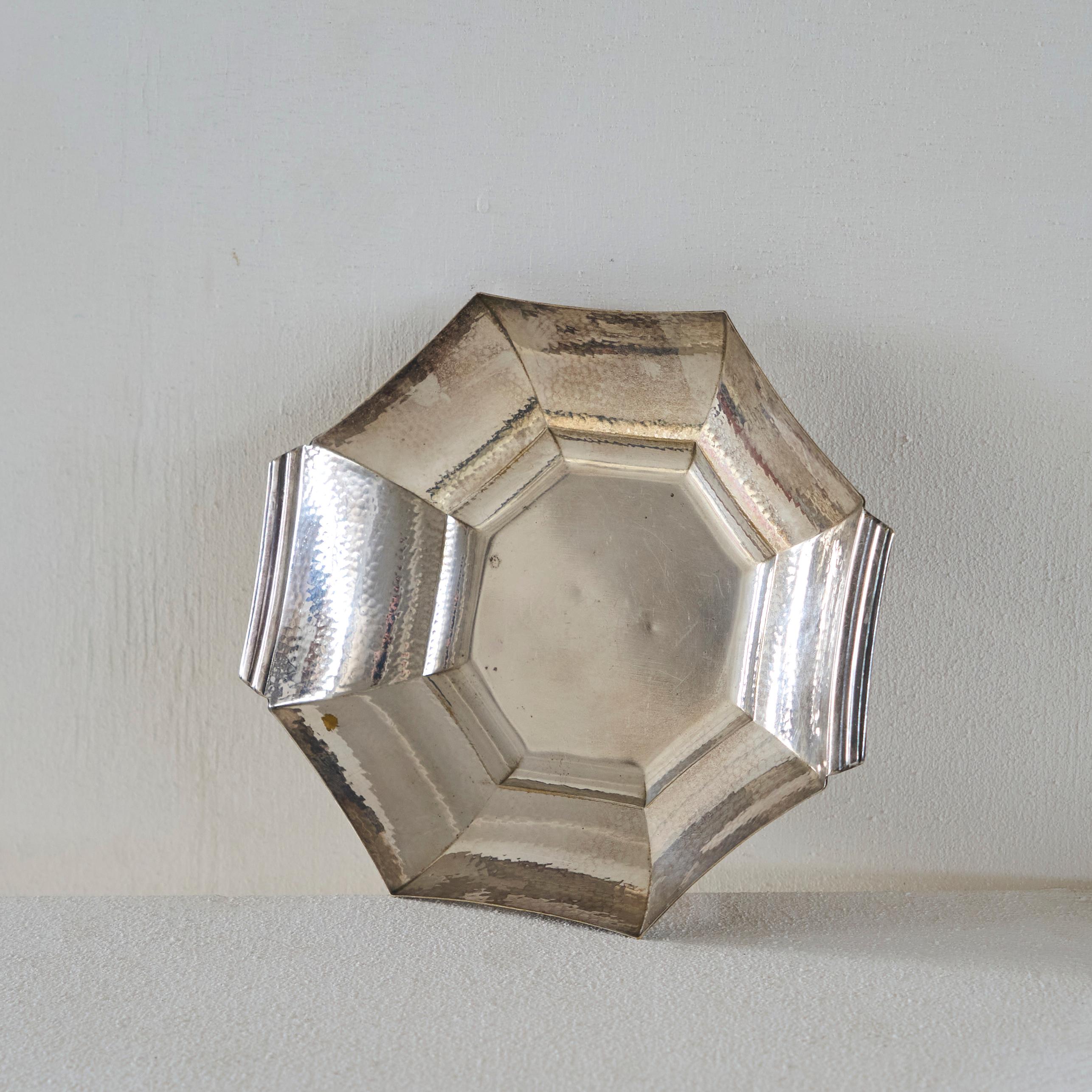 Achteckige Art Deco Schale aus handgehämmertem und versilbertem Messing 1930er Jahre (20. Jahrhundert) im Angebot
