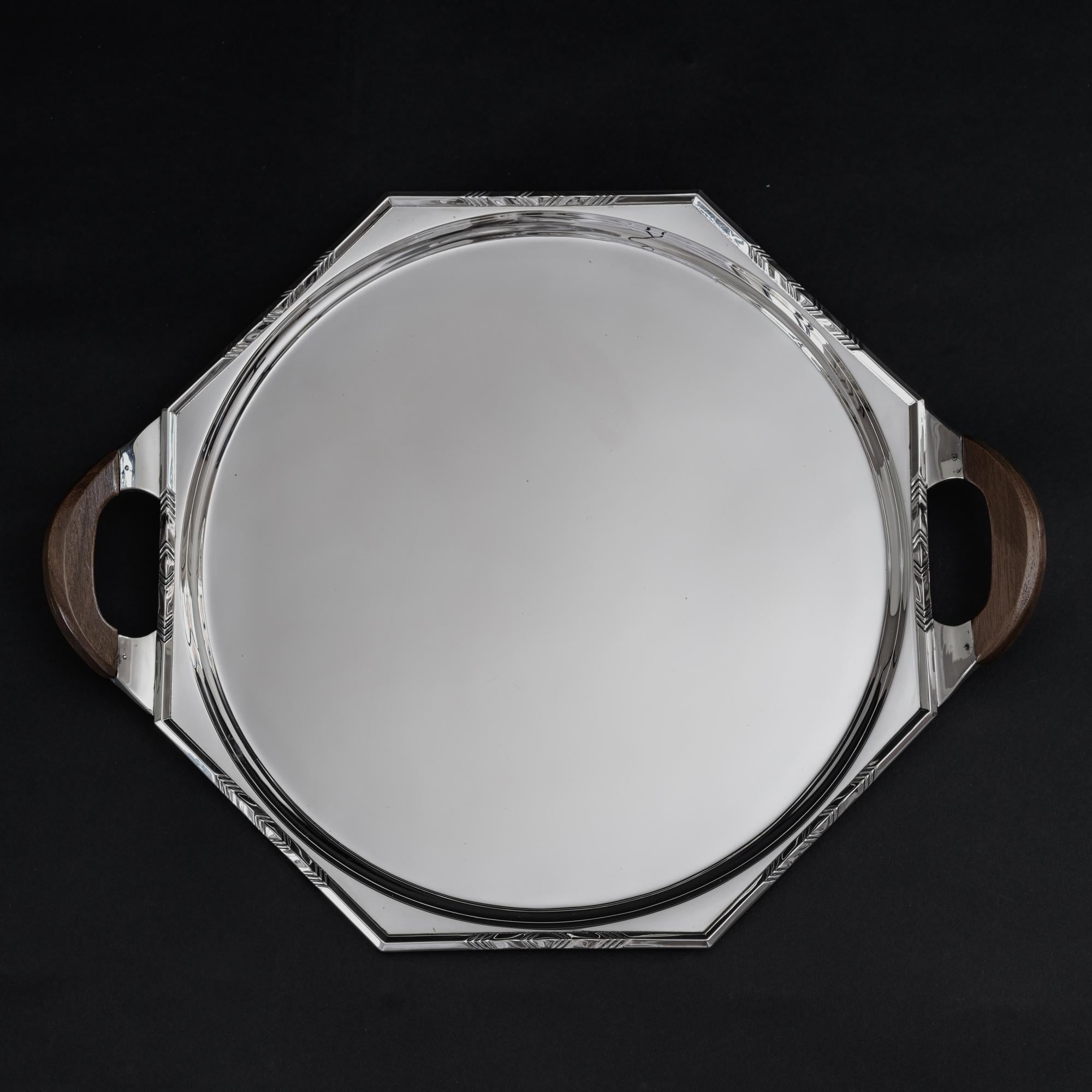 Vassoio da cocktail o da bibite in argento Art Decor di forma ottagonale e decorato con un bordo a motivo chevron e con maniglie in legno stilizzate a forma di C; tutti motivi di design tipici dell'epoca Art Déco. Questo modello è piuttosto raro e