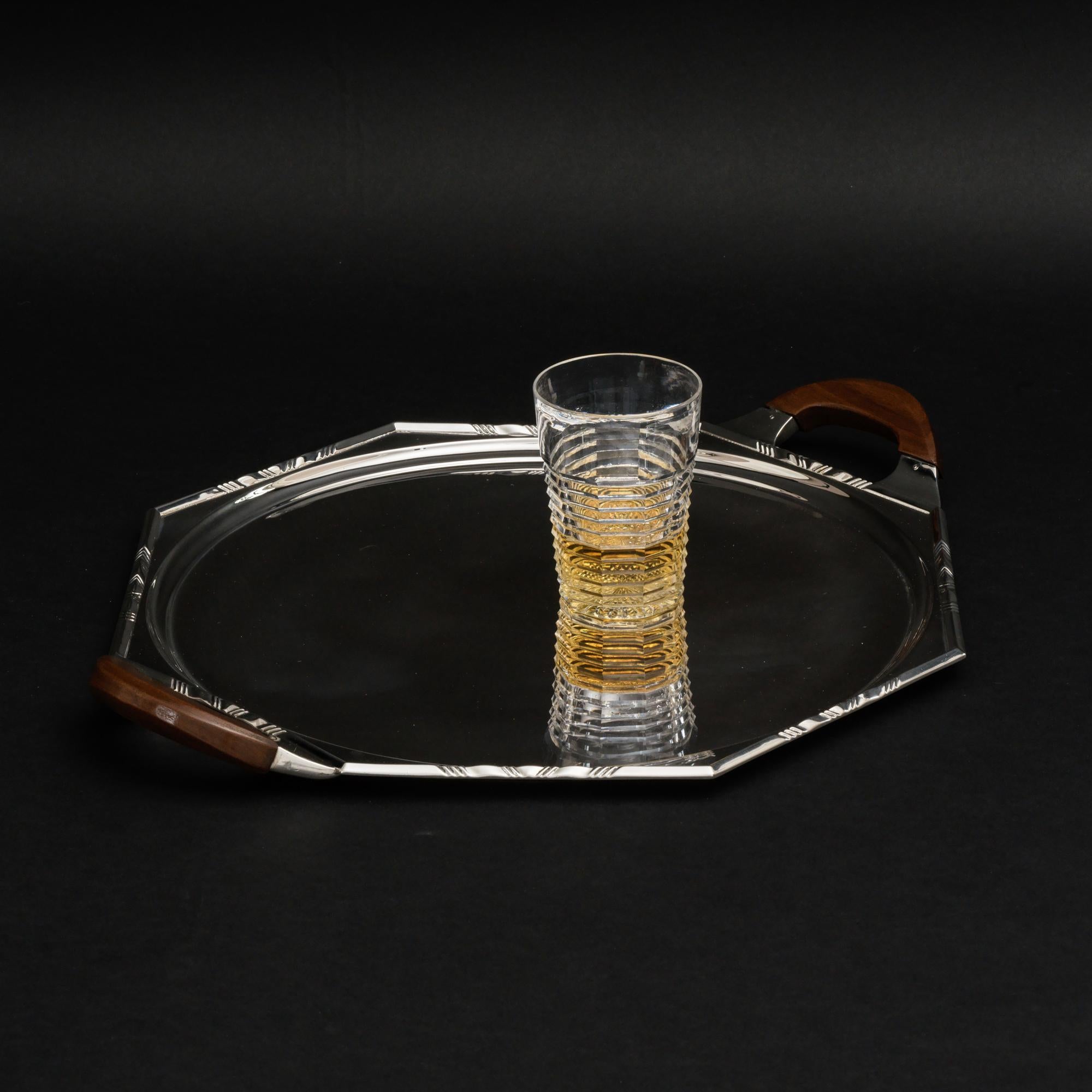 Vassoio ottagonale Art Deco in argento con maniglie in legno in vendita 1
