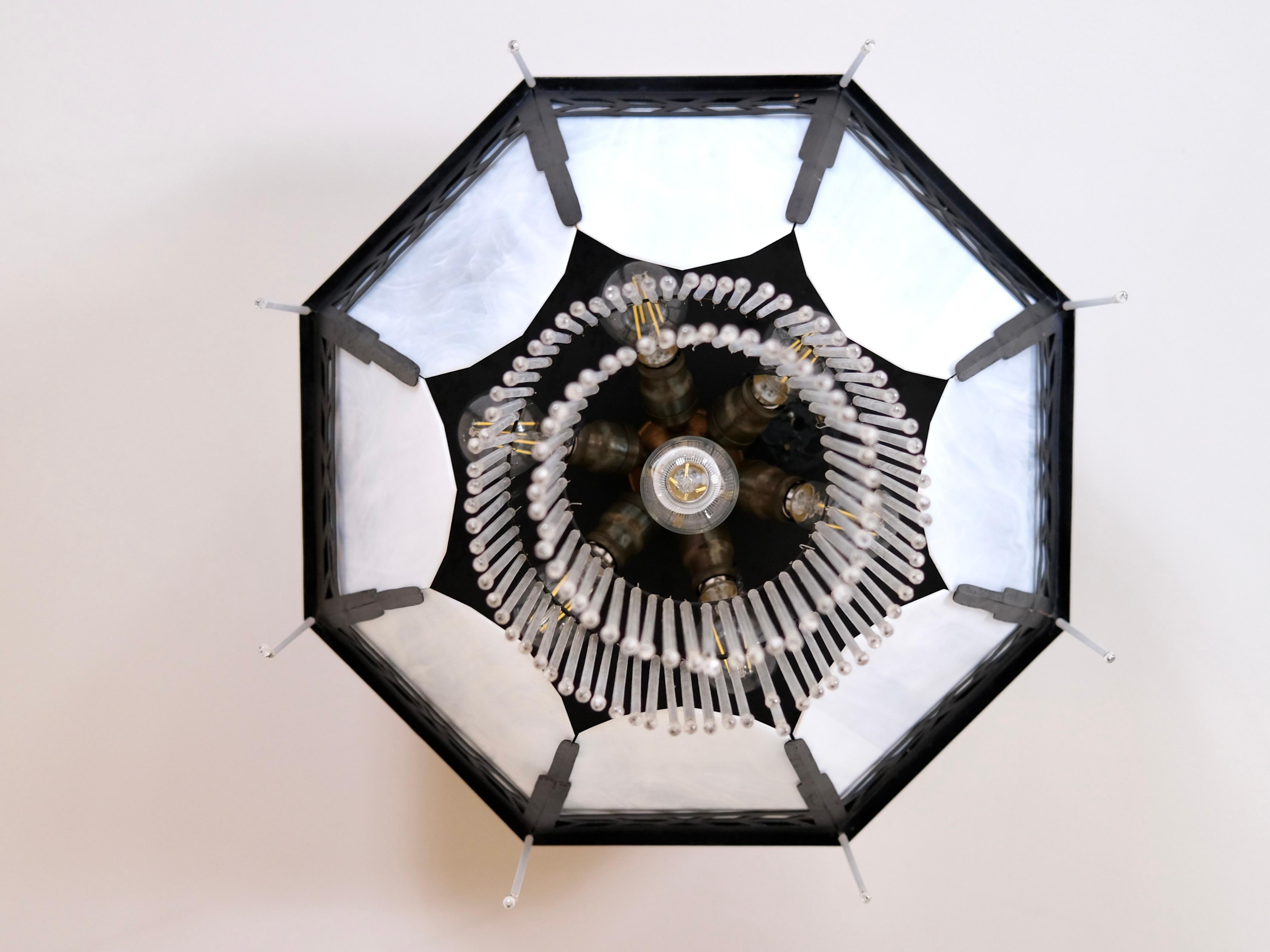 Achteckiger Kronleuchter im Art-Déco-Stil mit Glas- und schwarzer Metallhalterung (Geschwärzt) im Angebot