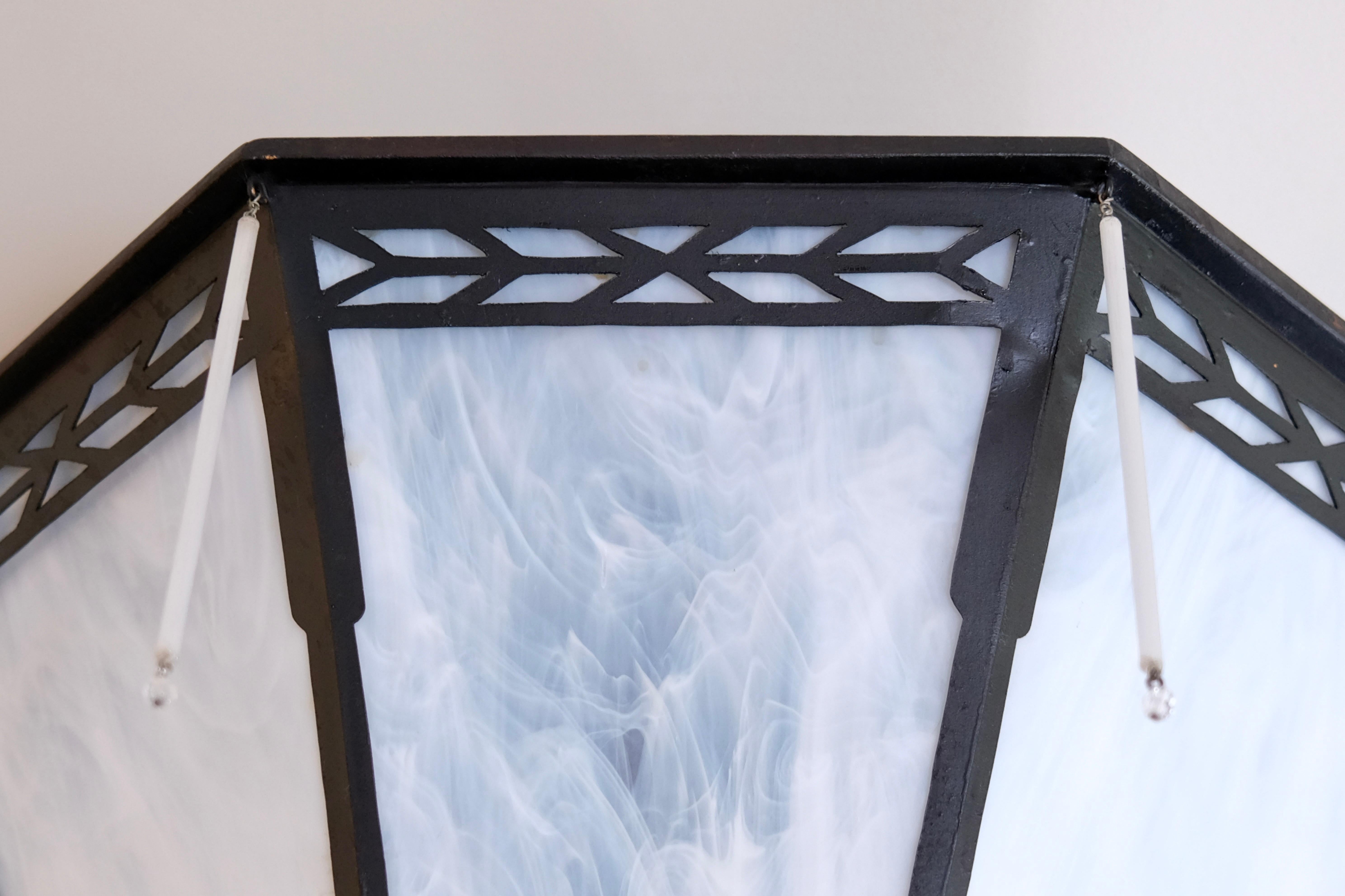Achteckiger Kronleuchter im Art-Déco-Stil mit Glas- und schwarzer Metallhalterung im Zustand „Gut“ im Angebot in Ulm, DE