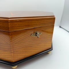 Achteckige Bauhaus-Box, Esche, Nussbaum, Ahorn, Mahagoni, Samt, Wien, um 1920