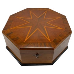 Achteckige Bauhaus-Box, Esche, Nussbaum, Ahorn, Mahagoni, Samt, Wien, um 1920