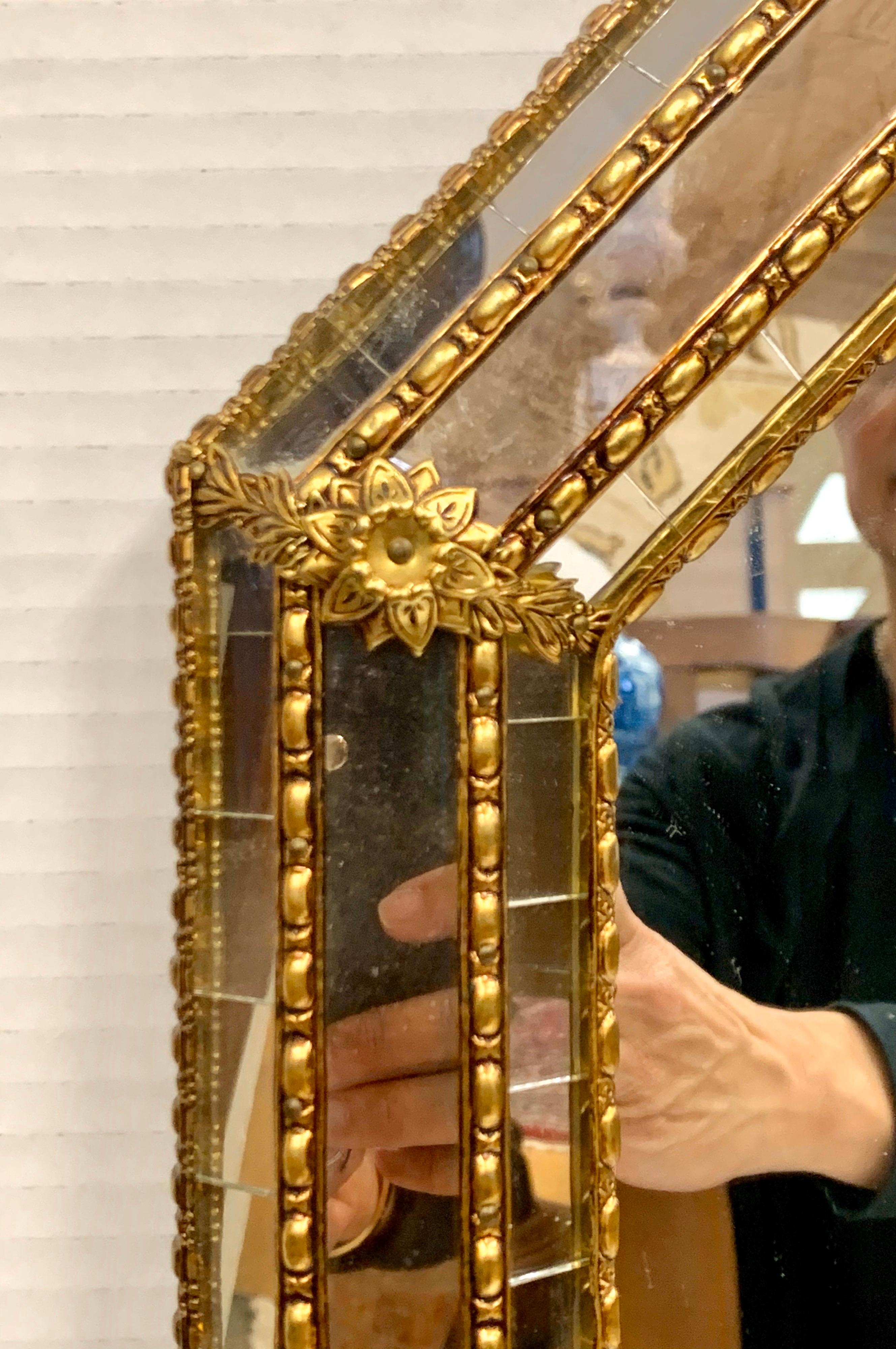 Great scale with this beaded gilt octagonal mirror, not too big, not too small. It features the coveted venetian mirror along the border of the entire mirror, see pics.