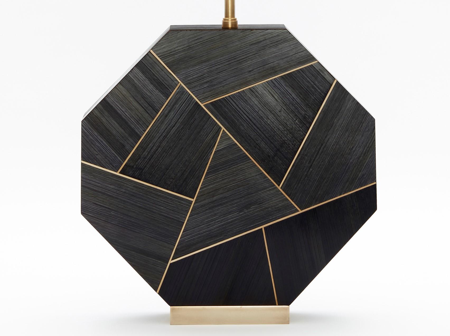 Art déco Lampe de table octogonale en marqueterie de paille noire fabriquée à la main au Royaume-Uni Contemporain en vente