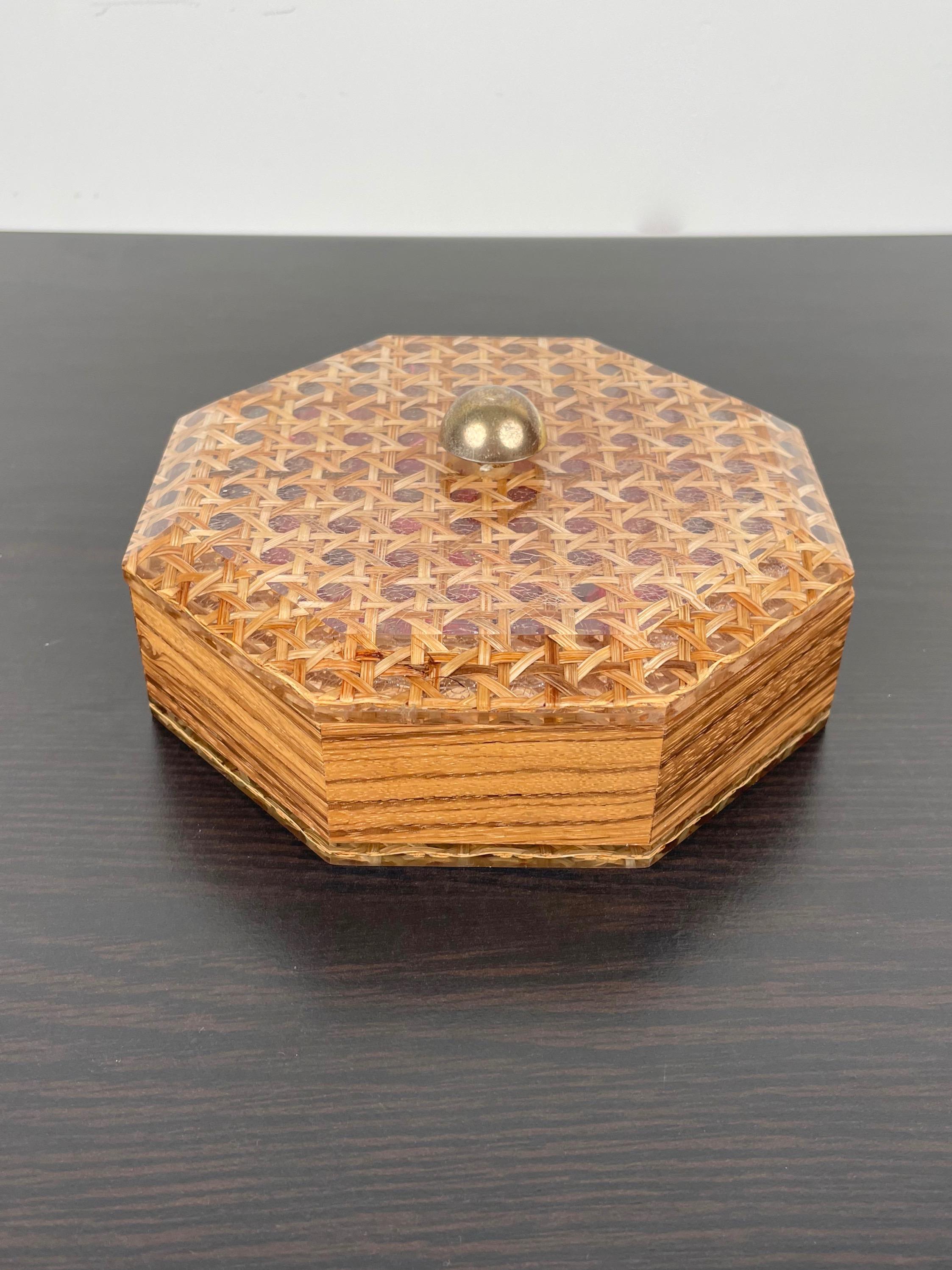 Boîte octogonale en Lucite, osier et bois avec un bouton en laiton de style Christian Dior. Fabriqué en France dans les années 1970.