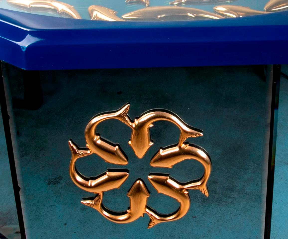 Achteckiger Tisch aus Messing mit Glas, Fischdekoration und Glasplatte (Kupfer) im Angebot